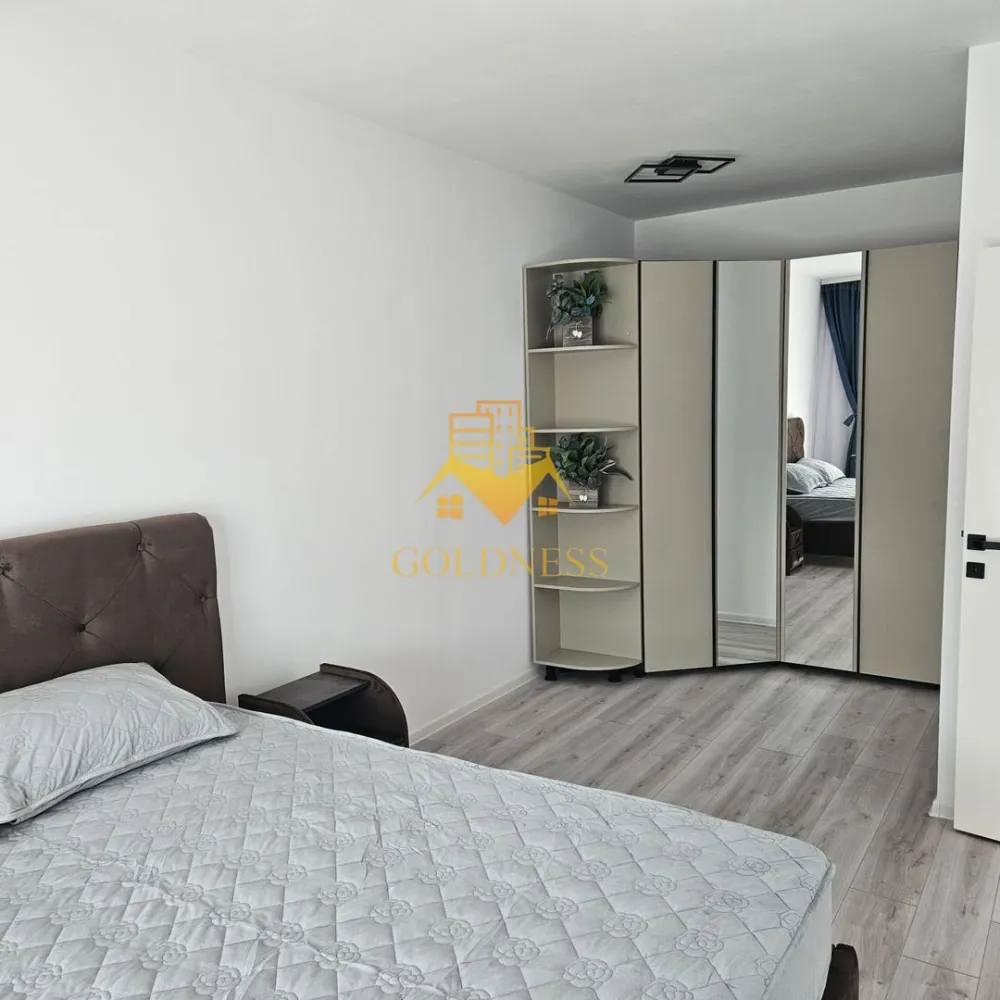 2 camere, modern, parcare, bloc nou, Zona Avram Iancu, Metro, Vivo - GOLDNESS Imobiliare vă propune spre închiriere un apartament cu 2 camere complet mobilat și utilat, la etajul 1 într-un imobil de 7 etaje, în Floresti.
Dispune de loc de parcare!
Se află în apropierea stațiilor de transport în comun, magazine, restaurante, spații verzi, farmacii, etc. 

Apartamentul este compartimentat astfel:
 - dormitor cu pat matrimonial, dressing, noptiere
 - living cu bucatarie open space complet utilată și mobilată, canapea extensibilă, loc de servit masa 
 - baie cu cabina de dus, calorifer port prosop și dulap pentru depozitare.
 - terasa de 10 mp.

Imobilul este dotat cu toate cele necesare- centrală proprie, frigider, aragaz, hotă, mașină de spălat haine, etc. 

Dacă sunteți interesați de acest apartament și doriți să îl vizionați, dar și pentru alte oferte nu ezitați să ne contactați telefonic sau prin e-mail. Vă stăm la dispoziție!
Pentru intermediere se percepe un comision de 50% din prețul chiriei!