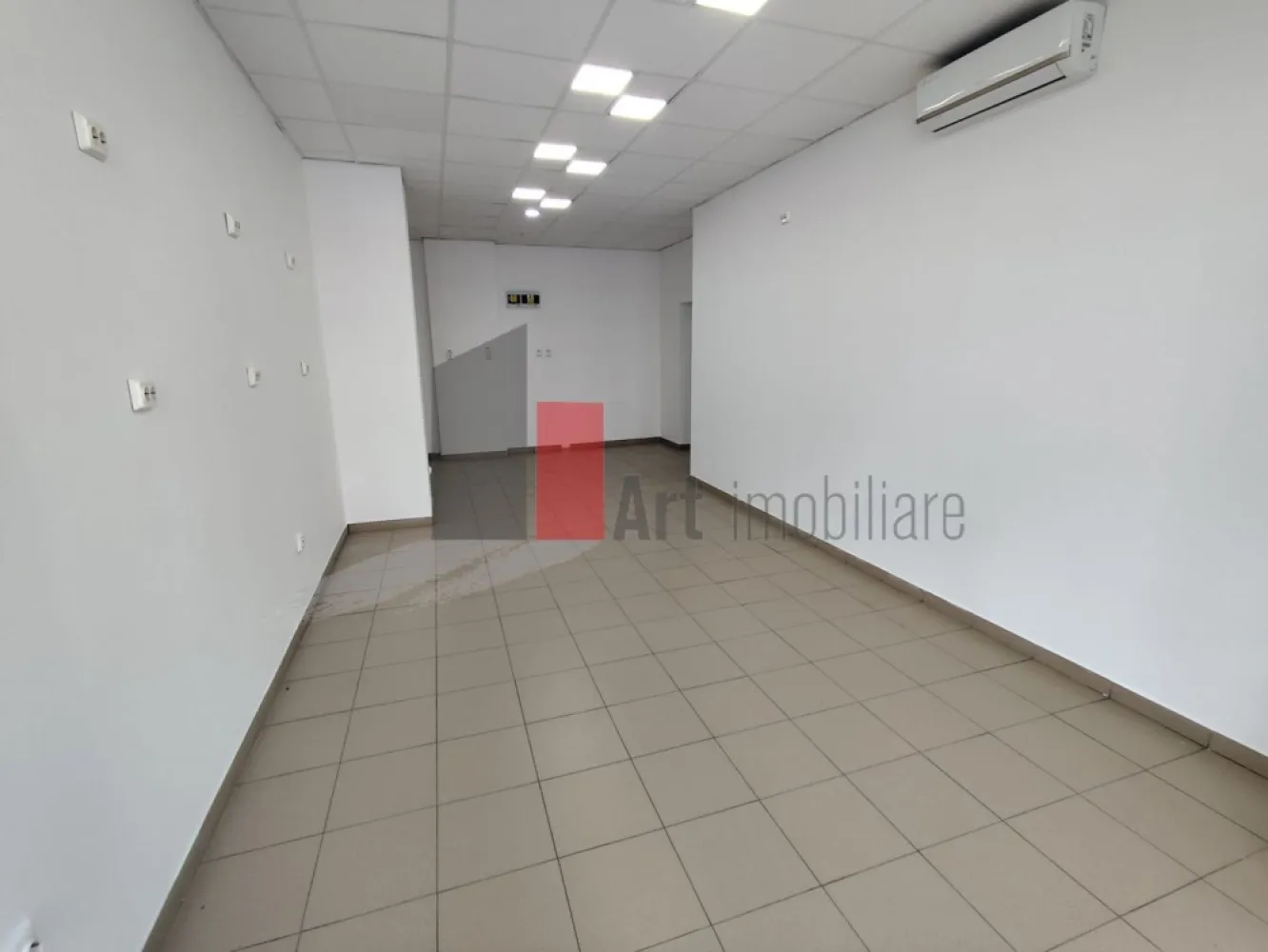 Spatiu comercial de inchiriat in zona Pantelimon - Spațiu comercial stradal – vizibilitate excelentă – trafic pietonal intens intens – Pantelimon, Sector 2

Agenția noastră oferă spre închiriere un spațiu comercial cu poziționare stradală foarte bună, situat în Pantelimon, Sector 2, într-o zonă cu trafic pietonal intens intens, ideal pentru dezvoltarea unei afaceri cu expunere maximă.

Cu o suprafață utilă de aproximativ 84 mp, spațiul este compartimentat inteligent: 1 zonă open space generoasă + 3 camere separate, oferind flexibilitate pentru multiple tipuri de activități – de la retail la servicii sau birouri.

Frontul stradal este un real avantaj: vitrină de aproximativ 4 metri liniari, perfectă pentru branding vizibil și atragerea clienților din trafic.

Un alt punct forte este reprezentat de cele 2 intrări/ieșiri, care permit organizarea eficientă a fluxului de clienți și aprovizionare – un detaliu esențial pentru business-uri active.

Spațiul este echipat cu centrală termică proprie, ceea ce înseamnă confort și control total asupra costurilor.

De ce merită acest spațiu:

Zonă cu trafic pietonal intens intens

Vizibilitate foarte bună, poziționare stradală

Vitrină ~4 ml – ideală pentru expunere

2 intrări/ieșiri – acces facil și logistică eficientă

Compartimentare versatilă: open space + 3 camere

1 grup sanitar

Centrală proprie

Utilități complete

Parcare la liber în zonă

Vad comercial format

Poziționarea este un mare plus: în imediata apropiere găsești supermarketuri, restaurante, cafenele, farmacii, clinici și bănci – ceea ce generează flux constant de clienți zilnic.

Spațiul este potrivit pentru:
magazin, showroom, salon de înfrumusețare, cabinet medical, birouri, firmă de servicii sau orice activitate care are nevoie de vizibilitate și acces facil.

Condiții de închiriere:

O chirie + O garantie

Se percepe comision

Raspundem si pe whats app*