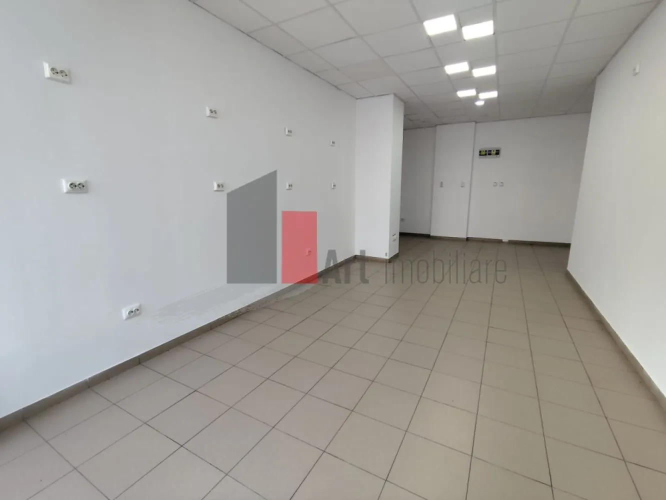 Spatiu comercial de inchiriat in zona Pantelimon - Spațiu comercial stradal – vizibilitate excelentă – trafic pietonal intens intens – Pantelimon, Sector 2

Agenția noastră oferă spre închiriere un spațiu comercial cu poziționare stradală foarte bună, situat în Pantelimon, Sector 2, într-o zonă cu trafic pietonal intens intens, ideal pentru dezvoltarea unei afaceri cu expunere maximă.

Cu o suprafață utilă de aproximativ 84 mp, spațiul este compartimentat inteligent: 1 zonă open space generoasă + 3 camere separate, oferind flexibilitate pentru multiple tipuri de activități – de la retail la servicii sau birouri.

Frontul stradal este un real avantaj: vitrină de aproximativ 4 metri liniari, perfectă pentru branding vizibil și atragerea clienților din trafic.

Un alt punct forte este reprezentat de cele 2 intrări/ieșiri, care permit organizarea eficientă a fluxului de clienți și aprovizionare – un detaliu esențial pentru business-uri active.

Spațiul este echipat cu centrală termică proprie, ceea ce înseamnă confort și control total asupra costurilor.

De ce merită acest spațiu:

Zonă cu trafic pietonal intens intens

Vizibilitate foarte bună, poziționare stradală

Vitrină ~4 ml – ideală pentru expunere

2 intrări/ieșiri – acces facil și logistică eficientă

Compartimentare versatilă: open space + 3 camere

1 grup sanitar

Centrală proprie

Utilități complete

Parcare la liber în zonă

Vad comercial format

Poziționarea este un mare plus: în imediata apropiere găsești supermarketuri, restaurante, cafenele, farmacii, clinici și bănci – ceea ce generează flux constant de clienți zilnic.

Spațiul este potrivit pentru:
magazin, showroom, salon de înfrumusețare, cabinet medical, birouri, firmă de servicii sau orice activitate care are nevoie de vizibilitate și acces facil.

Condiții de închiriere:

O chirie + O garantie

Se percepe comision

Raspundem si pe whats app*