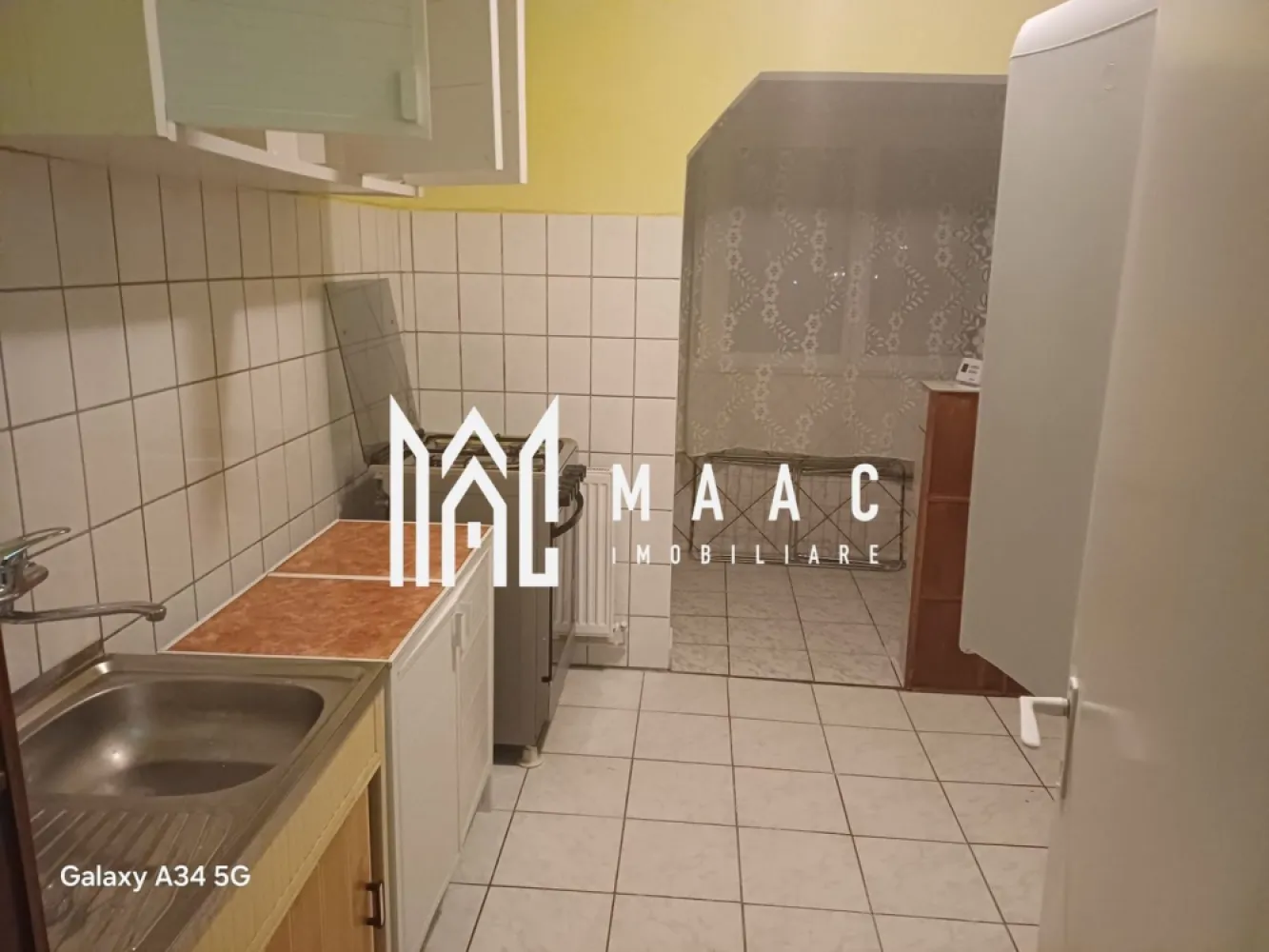 APARTAMENT 2 CAMERE I DECOMANDAT I 48 MP - MAAC Imobiliare ofera spre vanzare apartament 2 camere, bucatarie si baie.
Imobilul este situat in cartierul Lazaret, intr-o zona linistita, dar in acelasi timp relativ aproape de centrul orasului.
Apartamentul beneficiaza de acces facil la mijloace de transport in comun, magazine, scoli si alte puncte de interes, fiind o alegere potrivita atat pentru locuit, cat si pentru investitie.

Pentru mai multe detalii sau vizionare anuntati telefonic CP3004901.