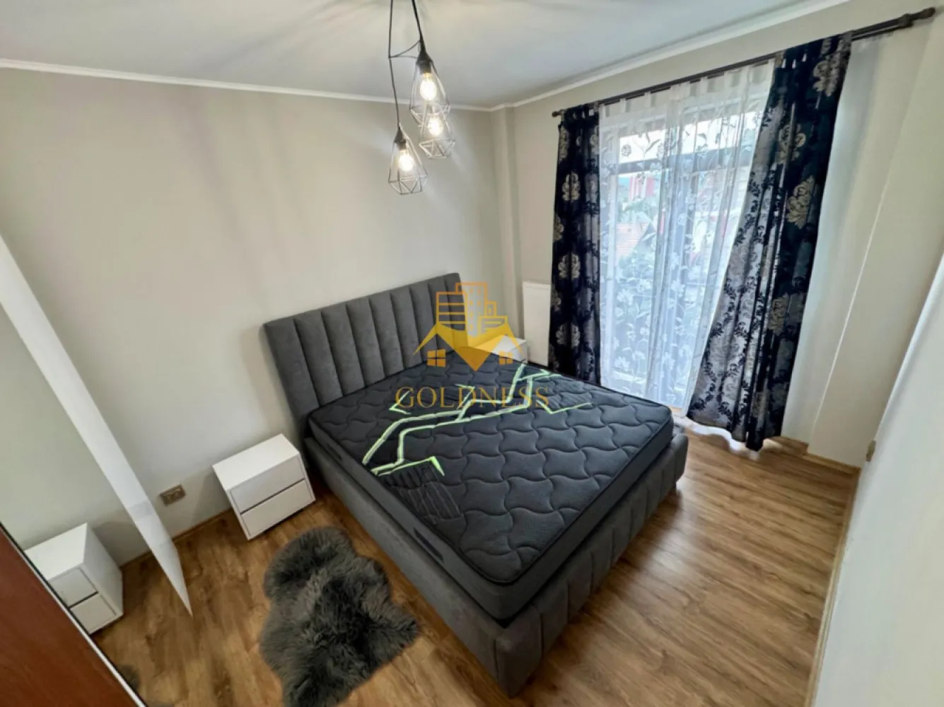 3 camere, Parcare, Zorilor, Eugen Ionesco, Observatorului, Frunzișului - GOLDNESS Imobiliare vă propune spre închiriere un apartament cu 3 camere complet mobilat și utilat, la etajul 2 într-un imobil de 2 etaje, în Cartierul Zorilor.
Dispune de 2 locuri de parcare (garaj+exterior)
Se află în apropierea stațiilor de transport în comun, magazine, restaurante, spații verzi, farmacii, etc. 

Apartamentul este compartimentat astfel:
 - doua dormitoarecu pat matrimonial, dressing, noptiere
 - living cu canapea, masa pentru cafea, comoda tv loc de servit masa 
 - bucatarie complet utilata si mobilata, loc de servit masa 
 - 2 bai, una cu dus walkin, calorifer port prosop și dulap pentru depozitare.
 - balcon 4mp.

Imobilul este dotat cu toate cele necesare- centrală proprie, frigider, aragaz, hotă, mașină de spălat haine, mașina de spălat vase, etc. 

Dacă sunteți interesați de acest apartament și doriți să îl vizionați, dar și pentru alte oferte nu ezitați să ne contactați telefonic sau prin e-mail. Vă stăm la dispoziție!
Pentru intermediere se percepe un comision de 50% din prețul chiriei!
