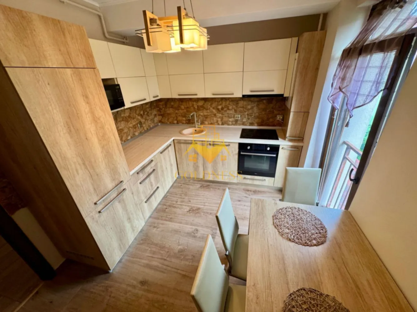 3 camere, Parcare, Zorilor, Eugen Ionesco, Observatorului, Frunzișului - GOLDNESS Imobiliare vă propune spre închiriere un apartament cu 3 camere complet mobilat și utilat, la etajul 2 într-un imobil de 2 etaje, în Cartierul Zorilor.
Dispune de 2 locuri de parcare (garaj+exterior)
Se află în apropierea stațiilor de transport în comun, magazine, restaurante, spații verzi, farmacii, etc. 

Apartamentul este compartimentat astfel:
 - doua dormitoarecu pat matrimonial, dressing, noptiere
 - living cu canapea, masa pentru cafea, comoda tv loc de servit masa 
 - bucatarie complet utilata si mobilata, loc de servit masa 
 - 2 bai, una cu dus walkin, calorifer port prosop și dulap pentru depozitare.
 - balcon 4mp.

Imobilul este dotat cu toate cele necesare- centrală proprie, frigider, aragaz, hotă, mașină de spălat haine, mașina de spălat vase, etc. 

Dacă sunteți interesați de acest apartament și doriți să îl vizionați, dar și pentru alte oferte nu ezitați să ne contactați telefonic sau prin e-mail. Vă stăm la dispoziție!
Pentru intermediere se percepe un comision de 50% din prețul chiriei!
