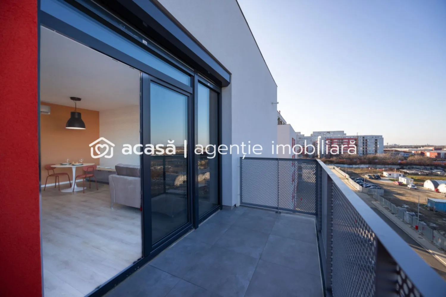 Apartament nou complex ARED - Comision 0% - Când alegi o locuință, alegi de fapt cât de mult timp liber vei avea. În noul bloc din complexul ARED City, propunem un apartament de 2 camere gândit pentru cei care prețuiesc tehnologia, siguranța și eficiența absolută.

Cu predare la 30 noiembrie 2026, această proprietate este o soluție „la cheie” într-unul dintre cele mai bine cotate ecosisteme rezidențiale din Arad.

De ce să alegi această locuință?

Gata pentru tine: Se predă complet mobilat și echipat cu sistem Smart Home. Tot ce trebuie să faci este să te bucuri de noul tău spațiu.

Standard NZEB: Datorită termoizolației de 20 cm și eficienței energetice ridicate, costurile de întreținere sunt minime, iar confortul termic este constant.

Logistică și Siguranță: Ai propriul loc de parcare inclus, acces securizat prin 4 puncte de intrare în complex și supraveghere video 24/7.

Calitatea vieții: Complexul oferă parcuri amenajate și spații verzi, fiind mediul ideal pentru deconectare chiar acasă.

📍 ARED City, zona IMAR
📐 2 camere (Living open-space + Dormitor)
🚗 Loc de parcare inclus
💰 125.744 € (TVA 21% inclus)

Este mai mult decât un apartament; este siguranța unei investiții într-un brand imobiliar de încredere.
 
ATENȚIE! Poze cu titlu ilustrativ.

Pentru detalii:
Jasmina Uglesits - 0740814770 Consultant imobiliar - Agenția ACASĂ Arad

Nu dispui de toată suma? Te ajutăm noi gratuit! Îți obținem oferte de la 16 bănci.

Ai o proprietate de vânzare în Arad și vrei să știi cât valorează cu adevărat?
Sună-mă pentru o evaluare gratuită, fără obligații.

Birou: ACASĂ | Agenție imobiliară Arad
Bulevardul Decebal 2, Arad 310133