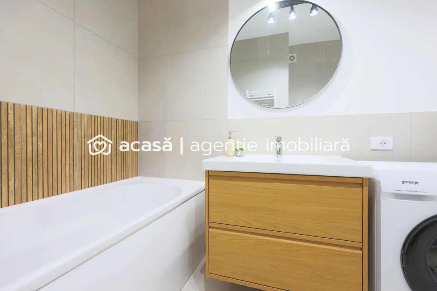 Apartament nou complex ARED - Comision 0% - Când alegi o locuință, alegi de fapt cât de mult timp liber vei avea. În noul bloc din complexul ARED City, propunem un apartament de 2 camere gândit pentru cei care prețuiesc tehnologia, siguranța și eficiența absolută.

Cu predare la 30 noiembrie 2026, această proprietate este o soluție „la cheie” într-unul dintre cele mai bine cotate ecosisteme rezidențiale din Arad.

De ce să alegi această locuință?

Gata pentru tine: Se predă complet mobilat și echipat cu sistem Smart Home. Tot ce trebuie să faci este să te bucuri de noul tău spațiu.

Standard NZEB: Datorită termoizolației de 20 cm și eficienței energetice ridicate, costurile de întreținere sunt minime, iar confortul termic este constant.

Logistică și Siguranță: Ai propriul loc de parcare inclus, acces securizat prin 4 puncte de intrare în complex și supraveghere video 24/7.

Calitatea vieții: Complexul oferă parcuri amenajate și spații verzi, fiind mediul ideal pentru deconectare chiar acasă.

📍 ARED City, zona IMAR
📐 2 camere (Living open-space + Dormitor)
🚗 Loc de parcare inclus
💰 125.744 € (TVA 21% inclus)

Este mai mult decât un apartament; este siguranța unei investiții într-un brand imobiliar de încredere.
 
ATENȚIE! Poze cu titlu ilustrativ.

Pentru detalii:
Jasmina Uglesits - 0740814770 Consultant imobiliar - Agenția ACASĂ Arad

Nu dispui de toată suma? Te ajutăm noi gratuit! Îți obținem oferte de la 16 bănci.

Ai o proprietate de vânzare în Arad și vrei să știi cât valorează cu adevărat?
Sună-mă pentru o evaluare gratuită, fără obligații.

Birou: ACASĂ | Agenție imobiliară Arad
Bulevardul Decebal 2, Arad 310133