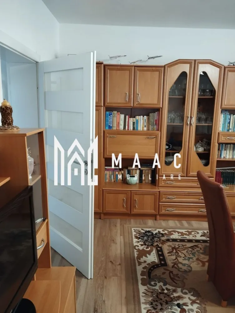 Casa individuala, 4 camere I Teren 631 mp I Garaj I Lazaret - MAAC Imobiliare propune spre vanzare o proprietate, cu 4 camere, situata in Lazaret, in zona linistita, de case. Cu regim de inaltime D+P+M si 631 mp teren, casa, orientata pe S-E, luminoasa in cea mai mare parte a zilei, este imprejmuita cu gard metalic, are poarta culisanta, pe role, zona pavata pentru acces auto si acces pietonal. Parterul (cu elevatie 1,5 m înălțime) este complet decomandat si cuprinde: hol generos, renovat si decorat modern, bucatarie inchisa, camara, living, doua dormitoare, birou, baie de serviciu cu dus, baie mare cu vana si geam de aerisire. Livingul are acces in terasa ce da spre curtea din spate. Mansarda este neamenajata, open space, dar cu posibilitatea de a configura acolo 2-3 camere si o baie. La demisol este pivnita, uscata, aerisita-2 incaperi. In fata casei, pe o zona de cca 6 m latime, e amenajata o gradina cu flori, ce ofera bucurie privitorilor si un plus de intimitate casei. Spatele casei ofera posibilitatea de a parca doua masini, curte pavata pe o portiune care include un garaj dar si un spatiu pentru barbeque. In planul 2 gasim o parcela de gradinuta cu legume. Casa are termo-hidro-izolatie, incalzirea se face cu centrala termica noua (in garantie!) si calorifere, acoperisul-tigla de beton. Circuit antiefracție; sistem de protecție la supratensiuni -montat la tabloul electric principal. Sistem iluminare nocturna, cu senzor mișcare (energie solara), cișmea dubla si canalizare. Intregul spatiu al proprietatii este eficientizat si raspunde atat nevoilor organizatorice casnice cat si celor care tin de relaxare si de petrecere a timpului in mod placut. Se vinde mobilata/utilata. Zona este linistita, doar de case, usor retrasa de la zgomotul strazilor principale. Pentru mai multe detalii precizati telefonic ca ati vazut anuntul cu ID:CP2251778 }}