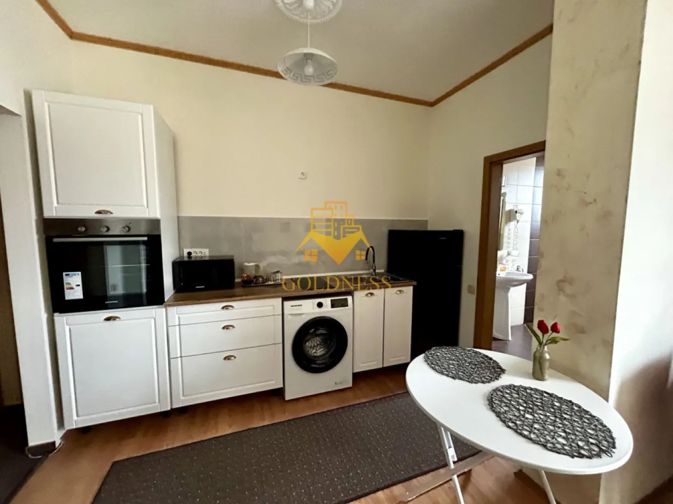 1 camera, Modern, Pet Friendly, Parcare, Profi, Borhanci - GOLDNESS Imobiliare vă propune spre închiriere un apartament cu o camera, complet mobilat și utilat, situat la etajul 1intr o casa cu 2 etaje, în Cartierul Borhanci.
Se accepta pisici si caini de talie mica!
Dispune de loc de parcare!
Se află în apropierea stațiilor de transport în comun, magazine, restaurante, spații verzi, farmacii, etc. 

Apartamentul este compartimentat astfel:
 - dormitor cu pat matrimonial, dulap, noptiere, birou
 - bucatarie complet utilată și mobilată, loc de servit masa, masina de spalat haine 
 - baie cu dus, calorifer port prosop și dulap pentru depozitare.

Imobilul este dotat cu toate cele necesare- centrală proprie, frigider, plita, hotă, mașină de spălat haine, televizor, etc. 

Dacă sunteți interesați de acest apartament și doriți să îl vizionați, dar și pentru alte oferte nu ezitați să ne contactați telefonic sau prin e-mail. Vă stăm la dispoziție!
Pentru intermediere se percepe un comision de 50% din prețul chiriei!
