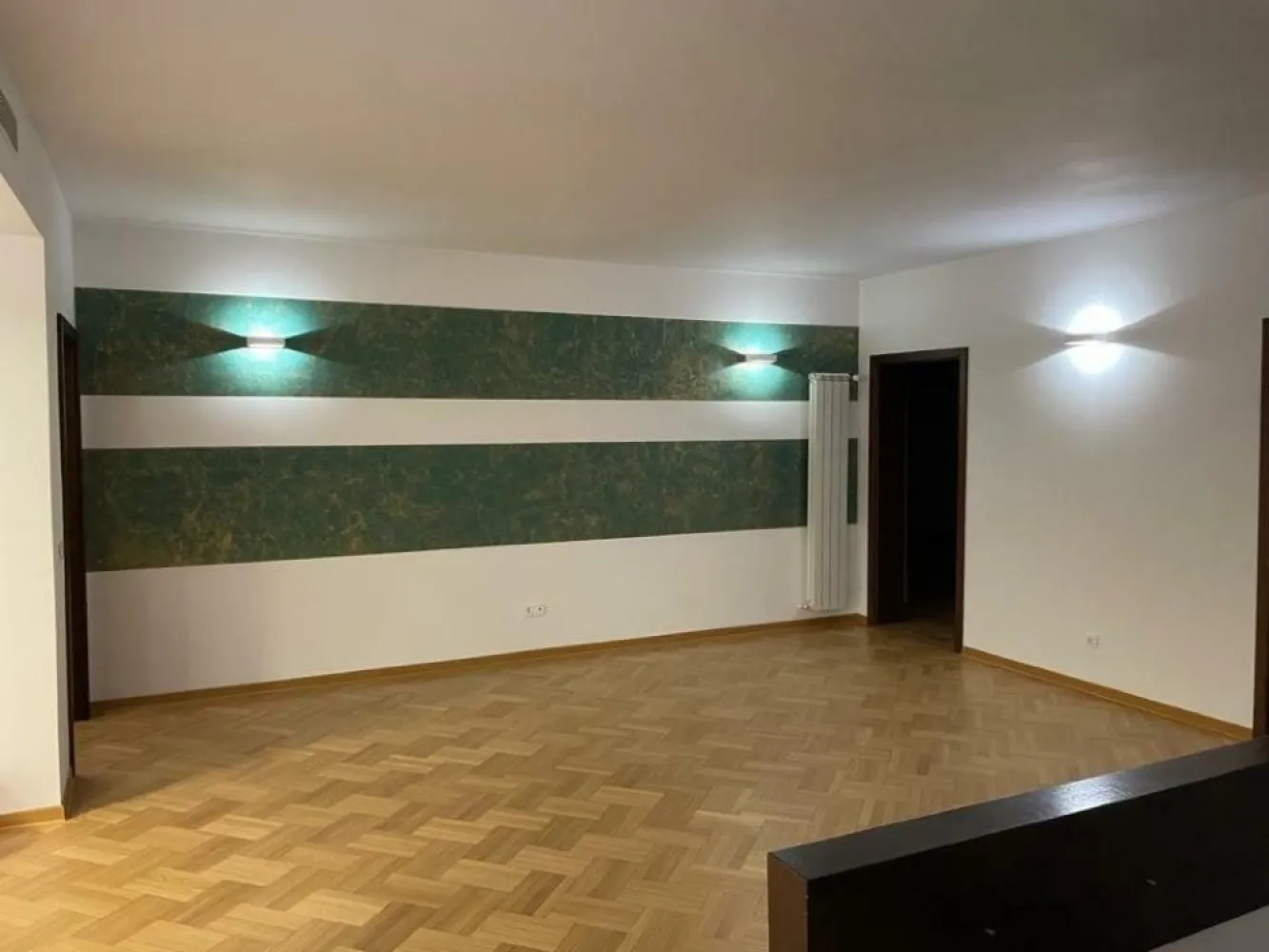 Vila Primăverii sediu Ambasada sau reşedinţa Ambasador - Agenția BRASADAS închiriază această proprietate ideală pentru scopuri diplomatice, oferind multiple avantaje:
Configuraţie flexibilă: Casa poate fi compartimentată în trei â€œapartamenteâ€ separate pentru Ambasadă, Consulat şi cazarea personalului, sau poate fi reunită într-o săptămână într-o singură locuinţă interconectată.
Soluţie optimă de parcare: Trei locuri de parcare în incintă, cu posibilitatea construirii unor copertine de către proprietar, plus şase locuri pe stradă cu însemne CD. Excelent pentru evenimente.
Securitate eficientă: Gard înalt şi zid pe toate laturile proprietăţii, cabină de pază la intrare dotată cu toaletă şi conectată la camerele de supraveghere perimetrale.
Calitate superioară: Proprietarul a păstrat elementele istorice valoroase, renovând complet băile, bucătăria, grădina, instalaţiile, sistemul electric, acoperişul şi sistemul de drenaj.
Iluminatul personalizat pune în valoare casa noaptea, iar grădina, zidurile şi arhitectura în stil Frank Lloyd Wright conferă un plus de eleganţă.
Parterul cuprinde o recepţie generoasă ce oferă acces la cinci încăperi spaţioase, două băi complete şi o bucătărie.
Etajul găzduieşte patru dormitoare şi trei băi.
Demisolul include două apartamente (fiecare cu un dormitor şi baie), camera tehnică, spaţii de depozitare şi o bucătărie.
Cartier: Zonă rezidenţială cu ambasadele Arabiei Saudite, Kuweitului şi altele, precum şi reşedinţele oficiale ale Marii Britanii şi Coreei de Sud.
Pentru mai multe oferte accesați www.brasadas.com.