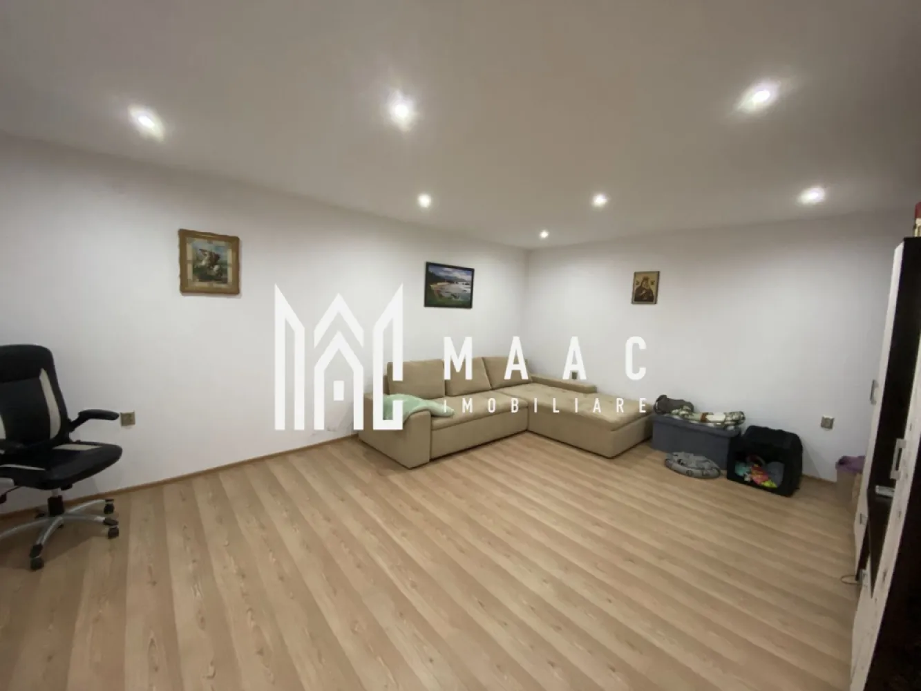 Apartament la casa | Renovat | Garaj | Curte | Lazaret - MAAC Imobiliare va propune spre vanzare un apartament la casa in zona Lazaret. Caracteristici generale: Tip: Apartament la casă, situat într-o curte comună cu alți 3 proprietari Compartimentare: O cameră spațioasă de aproximativ 30 mp Bucătărie Hol Baie. Spații adiționale: Terasă generoasă în fața locuinței, de 12 mp Garaj de 18 mp cu CF separat. Detalii despre renovare: Apartamentul a fost renovat complet și reconfigurat (inițial compus din 2 camere) Finisaje moderne, oferind un spațiu luminos și confortabil. Locație și vecinătăți: Situat într-o curte comună liniștită, împărțită cu alți 2 proprietari Pentru mai multe detalii precizati telefonic ca ati vazut anuntul cu ID: CP2249401 }}