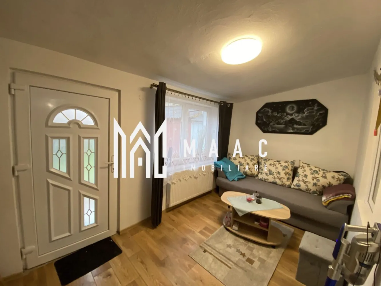 Apartament la casa | Renovat | Garaj | Curte | Lazaret - MAAC Imobiliare va propune spre vanzare un apartament la casa in zona Lazaret. Caracteristici generale: Tip: Apartament la casă, situat într-o curte comună cu alți 3 proprietari Compartimentare: O cameră spațioasă de aproximativ 30 mp Bucătărie Hol Baie. Spații adiționale: Terasă generoasă în fața locuinței, de 12 mp Garaj de 18 mp cu CF separat. Detalii despre renovare: Apartamentul a fost renovat complet și reconfigurat (inițial compus din 2 camere) Finisaje moderne, oferind un spațiu luminos și confortabil. Locație și vecinătăți: Situat într-o curte comună liniștită, împărțită cu alți 2 proprietari Pentru mai multe detalii precizati telefonic ca ati vazut anuntul cu ID: CP2249401 }}