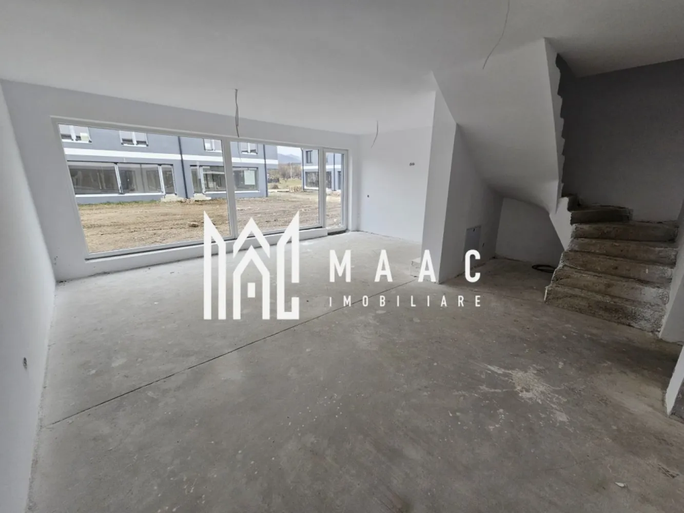 Black Friday | Casa Tip Duplex | 110 MPU | 264 MP Teren | Predare La Alb - BLACK FRIDAY – Profită de cea mai bună perioadă din an pentru a deveni proprietar! Reducere de 6.000 euro Preț vechi: 155.000 euro Preț promoțional: 149.000 euro MAAC Imobiliare vă propune spre vânzare o locuință tip duplex, ideală pentru cei care își doresc confort, spațiu generos și o locație excelentă. Această proprietate este amplasată într-o zonă de top, aproape de toate facilitățile urbane, dar oferind în același timp liniștea specifică unei zone rezidențiale de calitate. Descriere proprietate: Suprafață utilă: 110,5 mp Suprafață construită: 168 mp Teren total: 264 mp Amprentă la sol: 70 mp Compartimentare inteligentă: Parter: Bucătărie spațioasă, ideală pentru gătit și socializare Hol de acces Baie spațioasă Living generos, cu lumină naturală abundentă și acces direct în grădina proprie Etaj: 3 dormitoare confortabile, unul dintre ele cu ieșire pe balcon Baie spațioasă Hol de acces Dressing dedicat pentru organizarea eficientă a garderobei Avantaje și detalii constructive: Stadiu de predare: alb avansat – finisaje de calitate superioară, pregătită pentru personalizare An construcție: 2024 – construcție nouă, cu materiale și tehnologii moderne Grădină privată perfectă pentru relaxare, petreceri în aer liber sau momente de liniște Balcon ideal pentru savurarea cafelei de dimineață Localizare: în apropierea Pădurii Dumbrava, parcuri și zone de agrement Această casă tip duplex este soluția ideală pentru cei care își doresc o locuință modernă, spațioasă, amplasată într-o locație excelentă. Pentru informații și vizionări, contactați echipa MAAC Imobiliare, specificând ID: CP2244127 0722 622 403 www.maac.ro Pentru că meriți MAACsim. }}