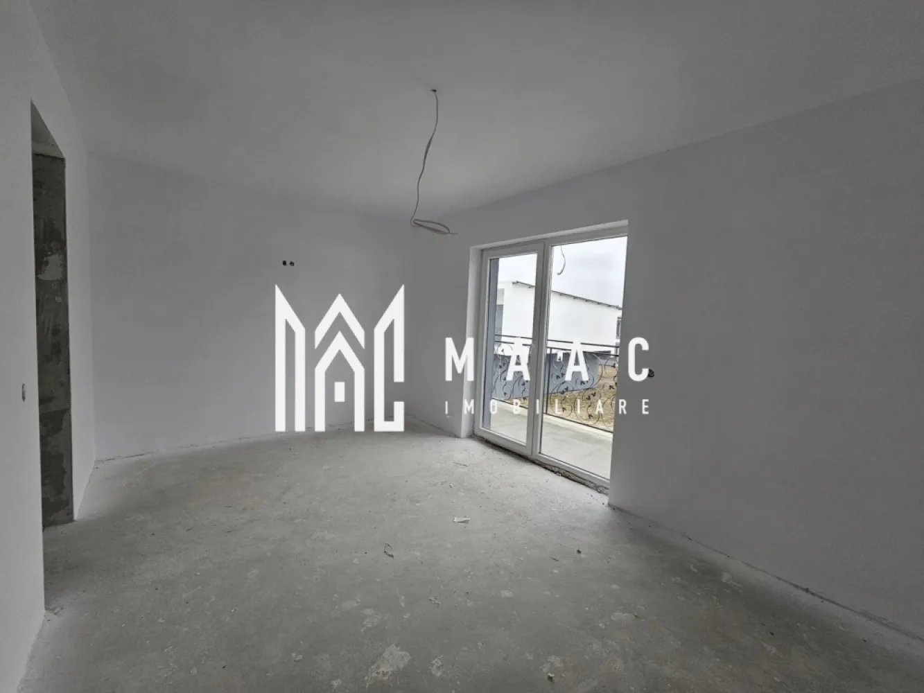 Black Friday | Casa Tip Duplex | 110 MPU | 264 MP Teren | Predare La Alb - BLACK FRIDAY – Profită de cea mai bună perioadă din an pentru a deveni proprietar! Reducere de 6.000 euro Preț vechi: 155.000 euro Preț promoțional: 149.000 euro MAAC Imobiliare vă propune spre vânzare o locuință tip duplex, ideală pentru cei care își doresc confort, spațiu generos și o locație excelentă. Această proprietate este amplasată într-o zonă de top, aproape de toate facilitățile urbane, dar oferind în același timp liniștea specifică unei zone rezidențiale de calitate. Descriere proprietate: Suprafață utilă: 110,5 mp Suprafață construită: 168 mp Teren total: 264 mp Amprentă la sol: 70 mp Compartimentare inteligentă: Parter: Bucătărie spațioasă, ideală pentru gătit și socializare Hol de acces Baie spațioasă Living generos, cu lumină naturală abundentă și acces direct în grădina proprie Etaj: 3 dormitoare confortabile, unul dintre ele cu ieșire pe balcon Baie spațioasă Hol de acces Dressing dedicat pentru organizarea eficientă a garderobei Avantaje și detalii constructive: Stadiu de predare: alb avansat – finisaje de calitate superioară, pregătită pentru personalizare An construcție: 2024 – construcție nouă, cu materiale și tehnologii moderne Grădină privată perfectă pentru relaxare, petreceri în aer liber sau momente de liniște Balcon ideal pentru savurarea cafelei de dimineață Localizare: în apropierea Pădurii Dumbrava, parcuri și zone de agrement Această casă tip duplex este soluția ideală pentru cei care își doresc o locuință modernă, spațioasă, amplasată într-o locație excelentă. Pentru informații și vizionări, contactați echipa MAAC Imobiliare, specificând ID: CP2244127 0722 622 403 www.maac.ro Pentru că meriți MAACsim. }}