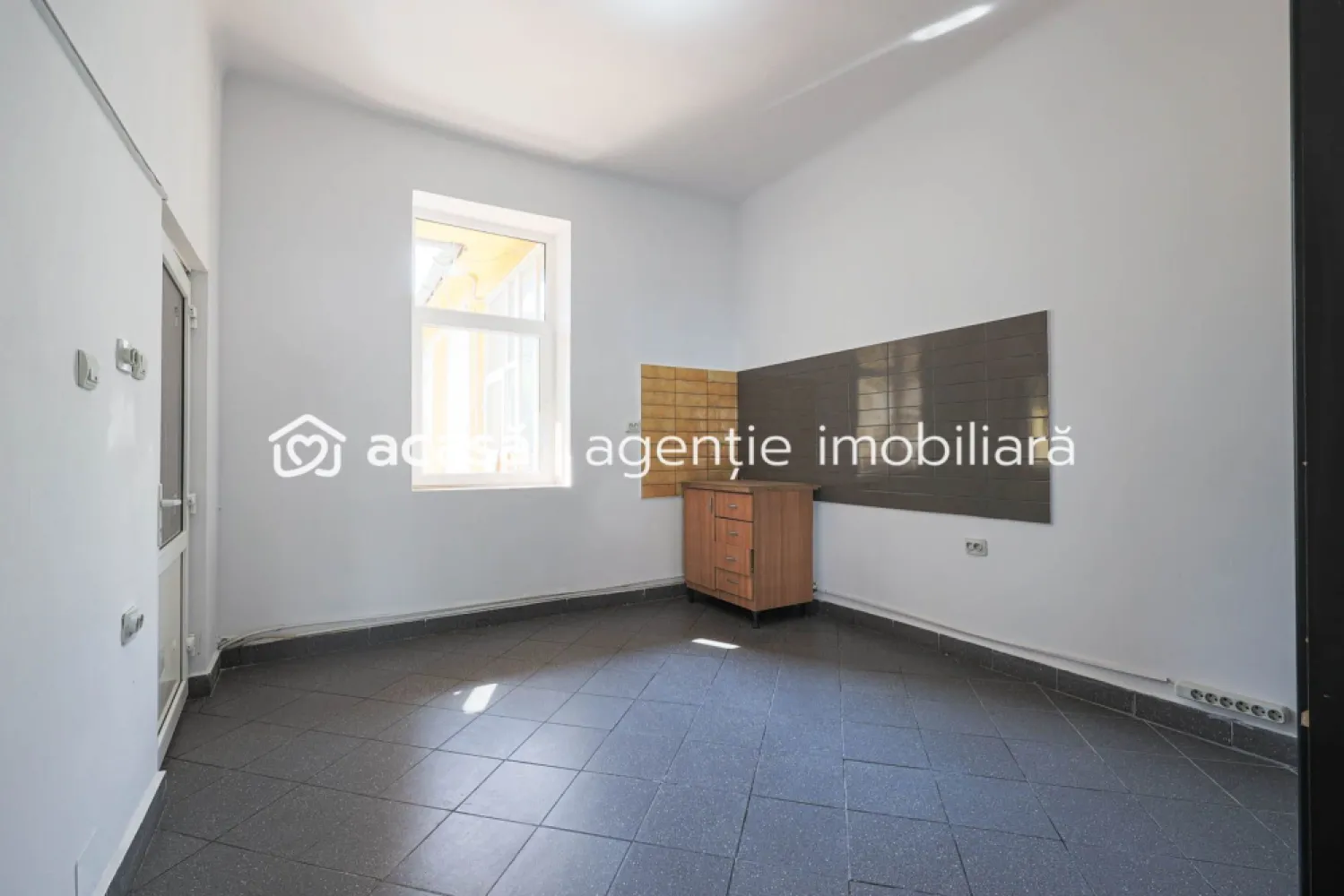 Locație excelentă: Spațiu comercial Reprezentanță sau Închiriere. - 🚀 Vrei un spațiu pentru afacerea ta? Sau o investiție care se valorifică singură? 

✅ 42 mp utili | ✅ 2 încăperi + grup sanitar | ✅ Vitrină 4 m | ✅ Acces direct din stradă
✅ Zonă foarte circulată, între magazine de piese auto și sedii de firmă
✅ Înălțime interioară de 3 m, ideală pentru spații comerciale

➡️ Vizibilitate excelentă datorită frontului stradal și traficului auto intens
➡️ Locație cunoscută în rândul clienților din domeniul auto
➡️ Poate fi închiriat imediat, randament rapid

💼 Beneficii:
🔑 Îți pornești afacerea fără compromisuri, într-o locație care vinde!
📈 Sau investești inteligent într-un spațiu care se poate închiria imediat, cu potențial de profit stabil.

📲 Sună acum la 0757 662 907 Andrei Caracioni pentru detalii și programare vizionare!

Nu dispui de toată suma? Te ajutăm noi gratuit! Îți obținem oferte de la 16 bănci.

Ai o proprietate de vânzare în Arad și vrei să știi cât valorează cu adevărat?
Sună-mă pentru o evaluare gratuită, fără obligații.

Birou: ACASĂ | Agenție imobiliară Arad
Bulevardul Decebal 2, Arad 310133

Cod proprietate: CP2575536