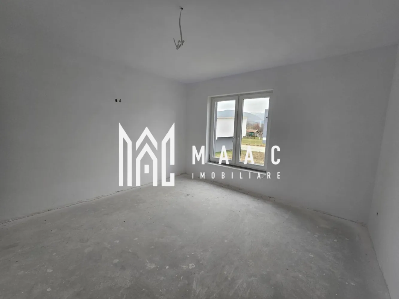 Black Friday | Casa Tip Duplex | 110 MPU | 264 MP Teren | Predare La Alb - BLACK FRIDAY – Profită de cea mai bună perioadă din an pentru a deveni proprietar! Reducere de 6.000 euro Preț vechi: 155.000 euro Preț promoțional: 149.000 euro MAAC Imobiliare vă propune spre vânzare o locuință tip duplex, ideală pentru cei care își doresc confort, spațiu generos și o locație excelentă. Această proprietate este amplasată într-o zonă de top, aproape de toate facilitățile urbane, dar oferind în același timp liniștea specifică unei zone rezidențiale de calitate. Descriere proprietate: Suprafață utilă: 110,5 mp Suprafață construită: 168 mp Teren total: 264 mp Amprentă la sol: 70 mp Compartimentare inteligentă: Parter: Bucătărie spațioasă, ideală pentru gătit și socializare Hol de acces Baie spațioasă Living generos, cu lumină naturală abundentă și acces direct în grădina proprie Etaj: 3 dormitoare confortabile, unul dintre ele cu ieșire pe balcon Baie spațioasă Hol de acces Dressing dedicat pentru organizarea eficientă a garderobei Avantaje și detalii constructive: Stadiu de predare: alb avansat – finisaje de calitate superioară, pregătită pentru personalizare An construcție: 2024 – construcție nouă, cu materiale și tehnologii moderne Grădină privată perfectă pentru relaxare, petreceri în aer liber sau momente de liniște Balcon ideal pentru savurarea cafelei de dimineață Localizare: în apropierea Pădurii Dumbrava, parcuri și zone de agrement Această casă tip duplex este soluția ideală pentru cei care își doresc o locuință modernă, spațioasă, amplasată într-o locație excelentă. Pentru informații și vizionări, contactați echipa MAAC Imobiliare, specificând ID: CP2244127 0722 622 403 www.maac.ro Pentru că meriți MAACsim. }}