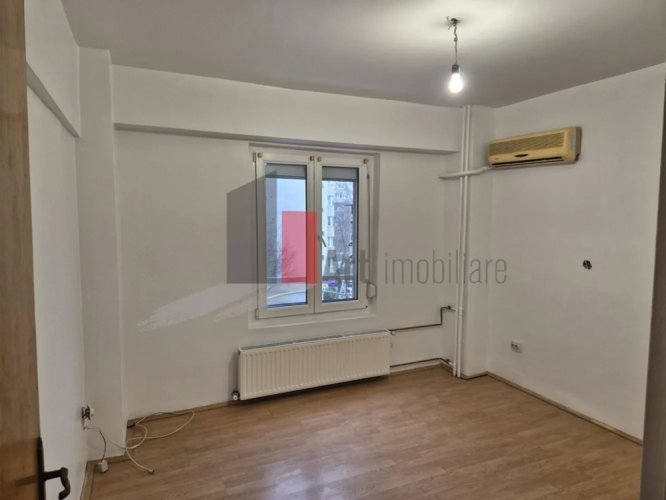 Vanzare apartament 4 camere Lujerului - Oferin spre vanzare apartament de 4 camere cu o suprafata de 93,50 mp. Constructia a fost finalizata in 1994, si are o compartimentare decomandata. Apartamentul se afla la etajul 3, oferind o priveliste frumoasa asupra orasului, cu verere est si vest. Apartamentul este recent renovat, finisajele sunt de calitate, bloc anvelopat.
Locatia este excelenta, in apropiere de statii de autobuz, tramvai ( 41 in fata blocului) si metrou Lujerului la 250 m, facilitand accesul rapid in oras. In jurul apartamentului gasesti restaurante, piata, magazine si centre de sport, scola si gradinita cu program prelungit la 150 m. Parcurile si zonele verzi sunt la o distanta mica, ideale pentru petrecerea timpului liber (parcul Liniei la 300 m). Exista posibilitatea de a instala centrala de apartament teava de gaze ( diferita de cea comuna a blocului) este in fata usii.