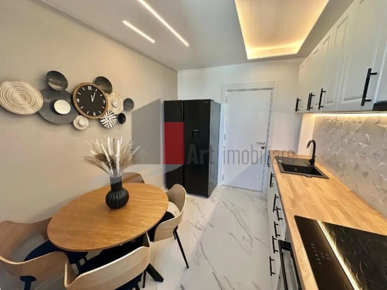 Vanzare apartament 3 camere mobilat utilat Novum 56 Gorjului Lujerului Militari - Vindem apartament cu 3 camere nou, semidecomandat, 75 mp suprafata totala, 2 bai, situat in complexul rezidential Novum 56, faza 2, et 11/11.

Locatia este excelenta, la numai 7 minute de mers pe jos de metrou Gorjului, 5 minute de linia tramvaiului 25 din Bd. Timisoara, 15 minute de Mall Plaza Romania, iar parcul Liniei este chiar in spatele blocului. In imediata apropiere se gasesc magazinele Lidl si Penny.

Apartamentul este insorit si beneficiaza de vedere libera catre parcul Liniei.
Apartamentul se vinde mobilat si utilat complet, cu finisaje, mobilier si electrocasnice de calitate superioara. Totul este nou si nu a mai fost locuit. Apartamentul beneficiaza de dotari premium: pat dublu matrimonial, dressinguri spatioase, canapea extensibila, centrala termica in condensatie, inclazire in pardoseala, frigider side by side Gorenje, masina de spalat cu uscator Gorenje, masina de spalat vase Gorenje, cuptor electric Gorenje, plita inductie vitroceramica Good Home , chiuveta granit compozit Pyramis, televizor UHD Smart 4K, 139 cm Philips, aer conditionat Vortex 12000 BTU.

Cel de-al doilea dormitor dispune de 2 dulapuri spatioase si comoda Tv, restul mobilierului urmand a fi montat in functie de alegerea cumparatoruluui.

Pret: 199.000 Eur + 21%TVA