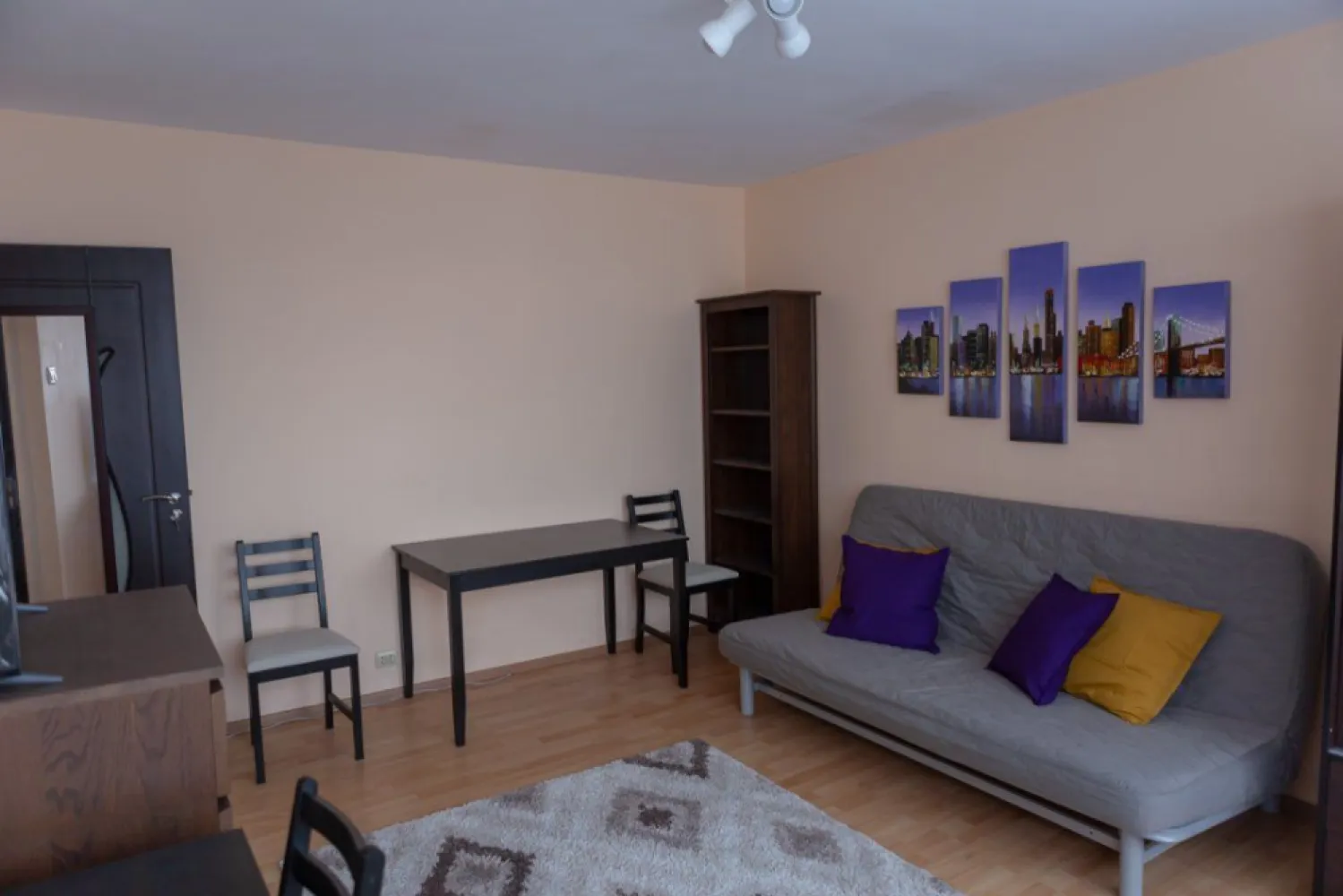 BRASADAS închiriază garsoniera et 9/9 40mp Dimtrie Cantemir. - Agenția imobiliara BRASADAS închiriază garsoniera la, 5 min mers pe jos de Centrul Vechi si Piata Unirii, la intrarea in metrou TIneretului, primul bloc dupa restaurant Dristor Kebab Tineretului.

Amenajat recent, parchet, gresie, faianta, usa metalica, AC de tip Inverter ( GREE LOMO ) , TV Smart LG in fiecare camera , balcon inchis cu geam tip termopan, frigider Liebherr cu doua usi, masina spalat INDESIT, cuptor cu microunde ELECTROLUX.

Mobilat complet ( mobila IKEA)

Bloc recent izolat si reabilitat.

Pentru mai multe oferte accesați www.brasadas.com