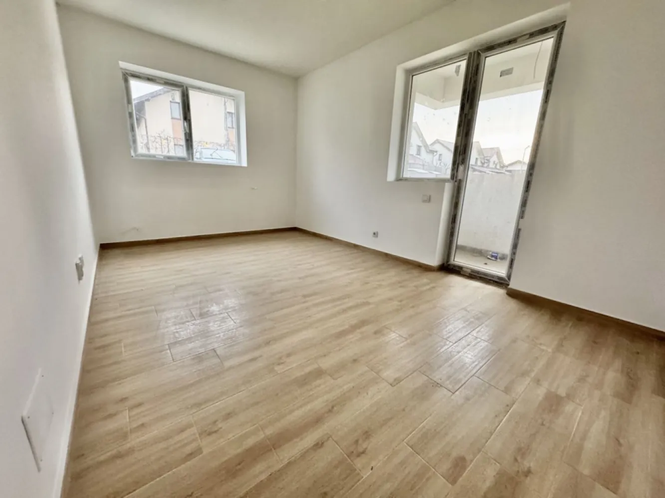 Apartament 2 camere Militari Residence mutare imediata - TVA INCLUS !!

Bine ati venit intr-o oaza de confort și rafinament în inima cartierului Militari Residence!

Aceasta proprietate îți oferă o oportunitate unică de a locui într-un spațiu elegant, perfect adaptat pentru nevoile tale.

Detalii Cheie:

Locație Ideală: Situat în cartierul Militari Residence, acest apartament oferă acces facil la toate facilitățile urbane, incluzând magazine, restaurante, parcuri și centre de învățământ.

Design Modern: Cu finisaje de înaltă calitate, acest apartament emană eleganță și confort. Spațiile luminoase și bine iluminate se îmbină perfect pentru a crea un ambient primitor și relaxant.

2 Camere Spațioase: Cu două camere generoase, acest apartament este potrivit pentru cupluri sau familii mici în căutarea unei locuințe confortabile și practică.

Balcon Privat: Beneficiază de un balcon privat, unde poți savura o cafea în timp ce te bucuri de aerul proaspăt și de priveliștea încântătoare a cartierului.

Facilități Suplimentare:

Parcare Asigurată: poti beneficia contra-cost de loc de parcare privat, oferindu-ți comoditate și siguranță pentru mașină.

Securitate 24/7: Militari Residence este un cartier sigur, astfel încât să te poți bucura de liniște și pace în fiecare zi.

Acces Rapid la Transport Public: Cu acces ușor la mijloacele de transport în comun, te vei bucura de conexiuni rapide către orice destinație din București.

Nu rata ocazia de a locui într-un apartament ce oferă combinația perfectă între confort, stil și funcționalitate. Contactează-ne astăzi pentru a programa o vizionare și a începe o nouă etapă a vieții tale într-o locuință de vis!