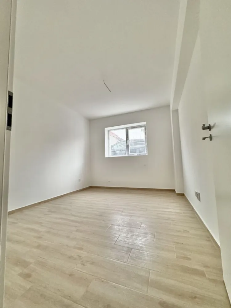 Apartament 2 camere Militari Residence mutare imediata - TVA INCLUS !!

Bine ati venit intr-o oaza de confort și rafinament în inima cartierului Militari Residence!

Aceasta proprietate îți oferă o oportunitate unică de a locui într-un spațiu elegant, perfect adaptat pentru nevoile tale.

Detalii Cheie:

Locație Ideală: Situat în cartierul Militari Residence, acest apartament oferă acces facil la toate facilitățile urbane, incluzând magazine, restaurante, parcuri și centre de învățământ.

Design Modern: Cu finisaje de înaltă calitate, acest apartament emană eleganță și confort. Spațiile luminoase și bine iluminate se îmbină perfect pentru a crea un ambient primitor și relaxant.

2 Camere Spațioase: Cu două camere generoase, acest apartament este potrivit pentru cupluri sau familii mici în căutarea unei locuințe confortabile și practică.

Balcon Privat: Beneficiază de un balcon privat, unde poți savura o cafea în timp ce te bucuri de aerul proaspăt și de priveliștea încântătoare a cartierului.

Facilități Suplimentare:

Parcare Asigurată: poti beneficia contra-cost de loc de parcare privat, oferindu-ți comoditate și siguranță pentru mașină.

Securitate 24/7: Militari Residence este un cartier sigur, astfel încât să te poți bucura de liniște și pace în fiecare zi.

Acces Rapid la Transport Public: Cu acces ușor la mijloacele de transport în comun, te vei bucura de conexiuni rapide către orice destinație din București.

Nu rata ocazia de a locui într-un apartament ce oferă combinația perfectă între confort, stil și funcționalitate. Contactează-ne astăzi pentru a programa o vizionare și a începe o nouă etapă a vieții tale într-o locuință de vis!