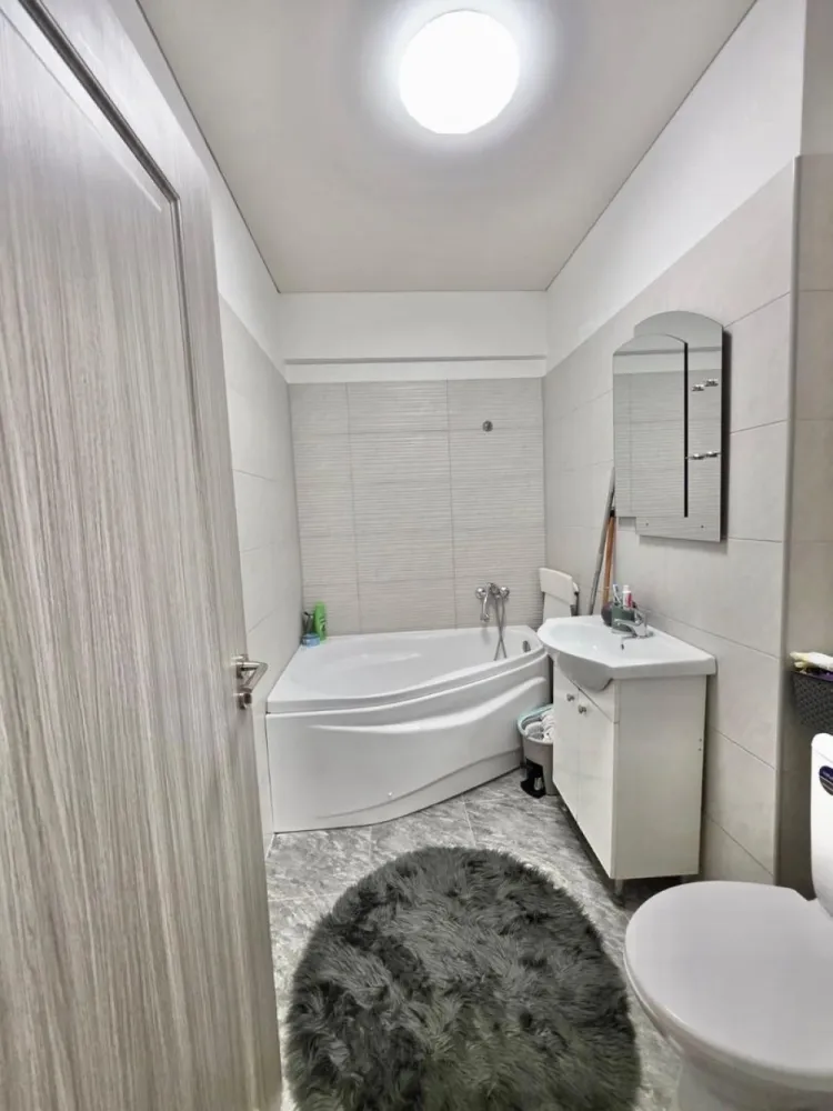 Garsoniera mobilată cartier Militari Residence - mutare imediata!! - **COMISION 0%**

Vă propunem spre vânzare o garsonieră modernă, complet mobilată și utilată, situată în cartierul Militari Residence, în cadrul complexului Pollux Residence – o alegere ideală atât pentru locuit, cât și pentru investiție.

Locuința este amplasată la etajul 3 din 8, într-un imobil construit recent, și beneficiază de o compartimentare eficientă, oferind un spațiu confortabil și bine organizat. Garsoniera se vinde exact ca în fotografii, fiind dotată cu mobilier modern și electrocasnice funcționale, gata pentru mutare imediată, fără investiții suplimentare.

Interiorul este luminos, cu finisaje de calitate, iar zona de locuit este optimizată pentru a oferi atât confort, cât și funcționalitate. Bucătăria este complet echipată, iar baia este amenajată modern.

Complexul Pollux Residence este bine poziționat, cu acces facil către mijloace de transport, centre comerciale, supermarketuri, restaurante și alte puncte de interes din zonă.

Disponibilă imediat – mutare rapidă, fără bătăi de cap.

Pentru mai multe detalii sau programarea unei vizionări, nu ezitați să ne contactați.