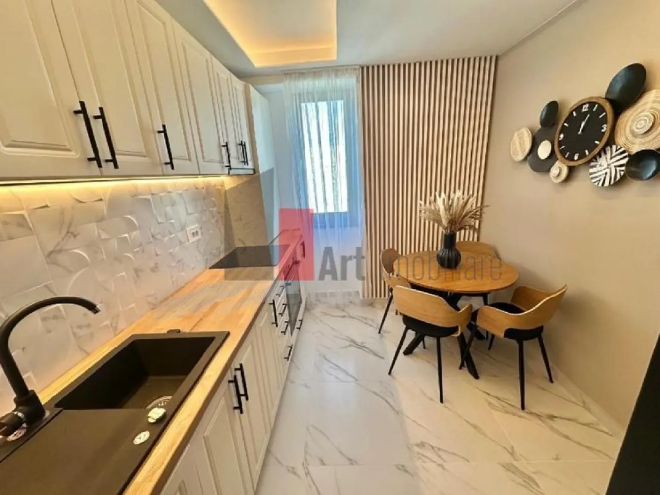 Vanzare apartament 3 camere mobilat utilat Novum 56 Gorjului Lujerului Militari - Vindem apartament cu 3 camere nou, semidecomandat, 75 mp suprafata totala, 2 bai, situat in complexul rezidential Novum 56, faza 2, et 11/11.

Locatia este excelenta, la numai 7 minute de mers pe jos de metrou Gorjului, 5 minute de linia tramvaiului 25 din Bd. Timisoara, 15 minute de Mall Plaza Romania, iar parcul Liniei este chiar in spatele blocului. In imediata apropiere se gasesc magazinele Lidl si Penny.

Apartamentul este insorit si beneficiaza de vedere libera catre parcul Liniei.
Apartamentul se vinde mobilat si utilat complet, cu finisaje, mobilier si electrocasnice de calitate superioara. Totul este nou si nu a mai fost locuit. Apartamentul beneficiaza de dotari premium: pat dublu matrimonial, dressinguri spatioase, canapea extensibila, centrala termica in condensatie, inclazire in pardoseala, frigider side by side Gorenje, masina de spalat cu uscator Gorenje, masina de spalat vase Gorenje, cuptor electric Gorenje, plita inductie vitroceramica Good Home , chiuveta granit compozit Pyramis, televizor UHD Smart 4K, 139 cm Philips, aer conditionat Vortex 12000 BTU.

Cel de-al doilea dormitor dispune de 2 dulapuri spatioase si comoda Tv, restul mobilierului urmand a fi montat in functie de alegerea cumparatoruluui.

Pret: 199.000 Eur + 21%TVA