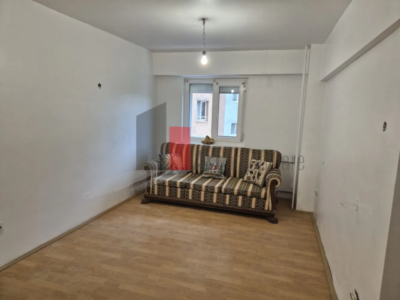 Vanzare apartament 4 camere Lujerului - Oferin spre vanzare apartament de 4 camere cu o suprafata de 93,50 mp. Constructia a fost finalizata in 1994, si are o compartimentare decomandata. Apartamentul se afla la etajul 3, oferind o priveliste frumoasa asupra orasului, cu verere est si vest. Apartamentul este recent renovat, finisajele sunt de calitate, bloc anvelopat.
Locatia este excelenta, in apropiere de statii de autobuz, tramvai ( 41 in fata blocului) si metrou Lujerului la 250 m, facilitand accesul rapid in oras. In jurul apartamentului gasesti restaurante, piata, magazine si centre de sport, scola si gradinita cu program prelungit la 150 m. Parcurile si zonele verzi sunt la o distanta mica, ideale pentru petrecerea timpului liber (parcul Liniei la 300 m). Exista posibilitatea de a instala centrala de apartament teava de gaze ( diferita de cea comuna a blocului) este in fata usii.