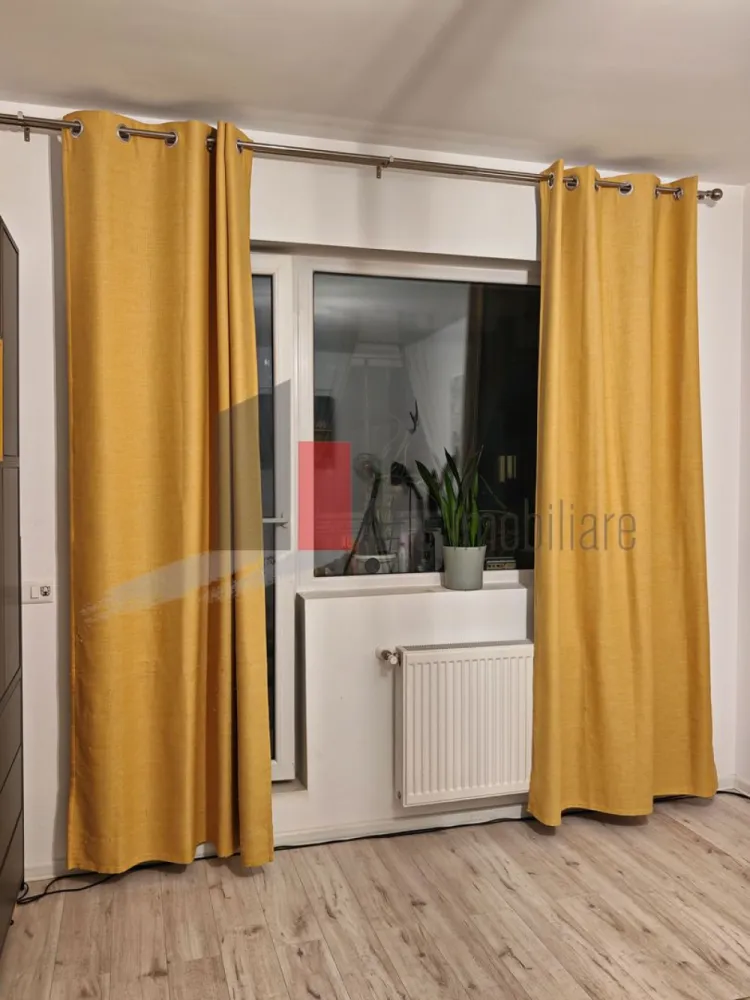 Apartament cu 2 camere de vanzare -Pacii-cu centrala-mobilat si utilat - Va propunem, un apartament cu doua camera de vanzare, decomandat, situat in zona Pacii, Preciziei, in complexul Envogue Residence (se intra din bulevardul Iuliu Maniu pe Drumul Rotii-ca punct de reper) , sector 6, cu centrala termica, semimobilat si utilat, cu aer conditionat, cu o suprafata de 55 mp, intr-un bloc construit in anul 2020, cu bucatarie utilata si inchisa (cu Frigider-Samsung, masina de spalat-Samsung, cuptor electric +plita pe gaz-Fornelli), cu balcon mare inchis (canapeaua din balcon nu mai este), la o distanta de 20 minute de metrou Preciziei. Se poate vinde semimobilat sau nu. Orientare pe Sud, avem soare intre 9-14. Actele sunt la zi, gata de mutare! In zona (in incinta blocului) gasim locuri de joaca pentru copii, parc, la cateva minute mai gasim, supermarketuri Aushan, Penny, Mega Image, Froo, statie de autobuz aproape de bloc!