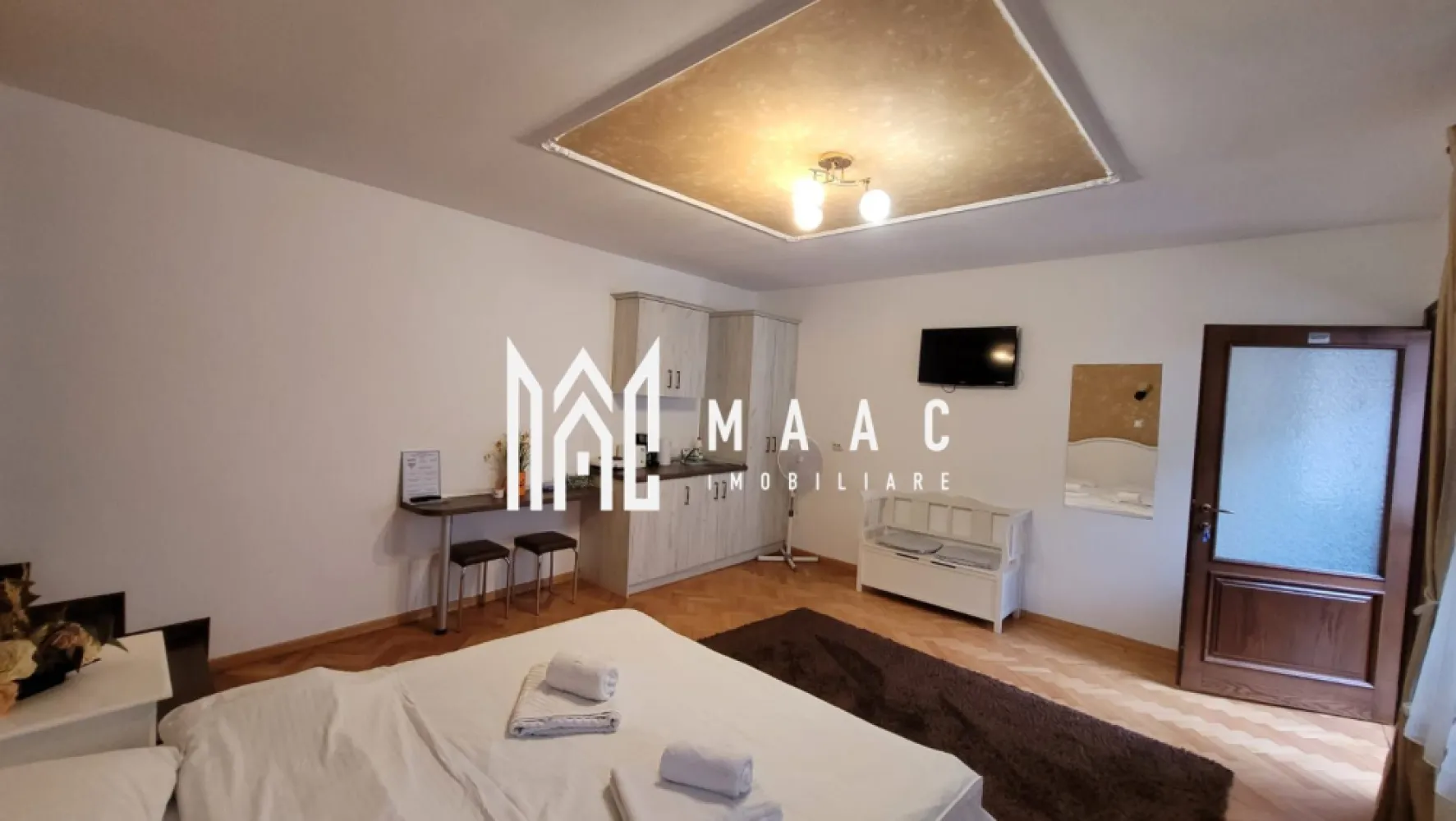 Apartament in Regim Hotelier | Centru | 219M | Pivnita | Pod - MAAC Imobiliare propune spre vânzare o proprietate Compartimentată în 6 Unități – Ideal Investiție! Suprafață utilă: 219 mp Suprafață construită: 307 mp Compartimentare: 2 apartamente cu 2 camere și 4 studiouri complet funcționale și modern amenajate Descriere generală: Oportunitate rară de achiziție/investiție! Această proprietate este compartimentată în 2 apartamente cu 2 camere și 4 studiouri individuale, fiecare având acces propriu. Imobilul este ideal pentru închiriere sau pentru utilizare de către mai multe familii. Proprietatea beneficiază de un design modern, finisaje de lux și este gata pentru utilizare imediată. Localizată într-o zonă accesibilă, cu infrastructură modernă și acces facil la mijloace de transport, această casă/vilă reprezintă o investiție excelentă sau o locuință de vis. Detalii și dotări interioare: Număr camere: 8 camere, dintre care 6 dormitoare. Băi: 6 băi moderne, dotate cu cabine de duș. Bucătării: 6 bucătării complet echipate, incluzând chicinete și bucătării deschise. Mobilier: Fiecare unitate este complet mobilată lux, cu finisaje moderne (tapet, faianță, vopsea lavabilă). Facilități și dotări tehnice: Încălzire: Centrală proprie, cu calorifere pentru fiecare unitate. Uși: Uși de intrare din lemn sau PVC, oferind un aspect elegant și siguranță. Dotări suplimentare: Aragaz, hotă, frigider, TV și conexiune la internet wireless în fiecare unitate. Confort și infrastructură: Străzi: Asfaltate și iluminate, pentru acces facil și sigur. Utilități generale: Apă, canalizare, gaz, curent electric, telefon și internet de mare viteză. Transport: Acces rapid la mijloace de transport în comun. Avantaje: Compartimentare ideală pentru închiriere: Cele 6 unități oferă un randament investițional excelent. Spațiu generos: Suprafața utilă de 219 mp oferă confort și versatilitate. Amenajări moderne: Mobilier și dotări de lux care sporesc atractivitatea și valoarea proprietății. Această proprietate este perfectă pentru: Investitori care doresc să obțină venituri pasive din chirii. Familii numeroase sau persoane care doresc să locuiască împreună, dar să beneficieze de intimitate. Pentru mai multe detalii, vă rugăm să ne contactați specificând ID: CP2246873. Contactează-ne acum pentru detalii suplimentare și programarea unei vizionări! }}