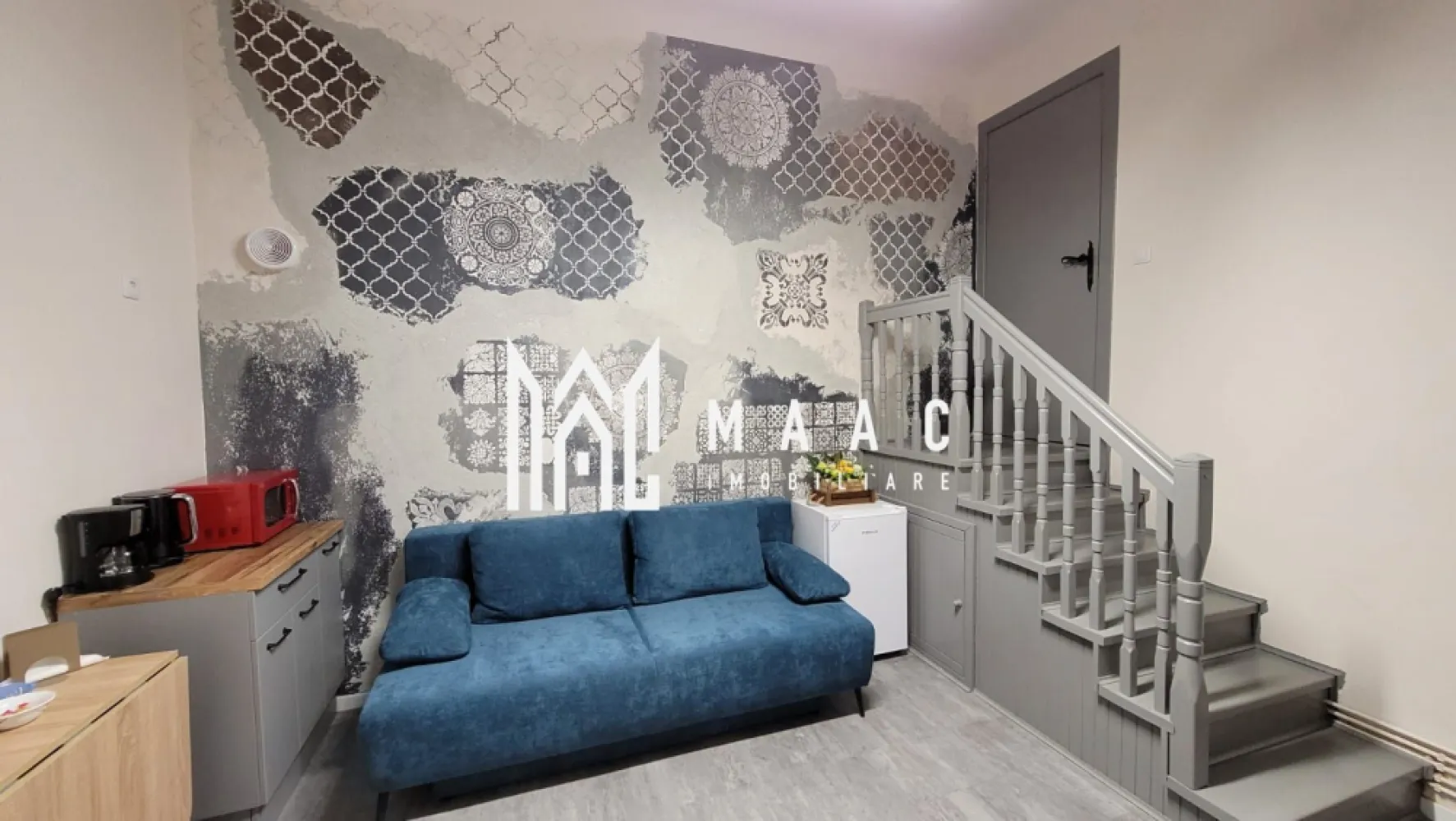 Apartament in Regim Hotelier | Centru | 219M | Pivnita | Pod - MAAC Imobiliare propune spre vânzare o proprietate Compartimentată în 6 Unități – Ideal Investiție! Suprafață utilă: 219 mp Suprafață construită: 307 mp Compartimentare: 2 apartamente cu 2 camere și 4 studiouri complet funcționale și modern amenajate Descriere generală: Oportunitate rară de achiziție/investiție! Această proprietate este compartimentată în 2 apartamente cu 2 camere și 4 studiouri individuale, fiecare având acces propriu. Imobilul este ideal pentru închiriere sau pentru utilizare de către mai multe familii. Proprietatea beneficiază de un design modern, finisaje de lux și este gata pentru utilizare imediată. Localizată într-o zonă accesibilă, cu infrastructură modernă și acces facil la mijloace de transport, această casă/vilă reprezintă o investiție excelentă sau o locuință de vis. Detalii și dotări interioare: Număr camere: 8 camere, dintre care 6 dormitoare. Băi: 6 băi moderne, dotate cu cabine de duș. Bucătării: 6 bucătării complet echipate, incluzând chicinete și bucătării deschise. Mobilier: Fiecare unitate este complet mobilată lux, cu finisaje moderne (tapet, faianță, vopsea lavabilă). Facilități și dotări tehnice: Încălzire: Centrală proprie, cu calorifere pentru fiecare unitate. Uși: Uși de intrare din lemn sau PVC, oferind un aspect elegant și siguranță. Dotări suplimentare: Aragaz, hotă, frigider, TV și conexiune la internet wireless în fiecare unitate. Confort și infrastructură: Străzi: Asfaltate și iluminate, pentru acces facil și sigur. Utilități generale: Apă, canalizare, gaz, curent electric, telefon și internet de mare viteză. Transport: Acces rapid la mijloace de transport în comun. Avantaje: Compartimentare ideală pentru închiriere: Cele 6 unități oferă un randament investițional excelent. Spațiu generos: Suprafața utilă de 219 mp oferă confort și versatilitate. Amenajări moderne: Mobilier și dotări de lux care sporesc atractivitatea și valoarea proprietății. Această proprietate este perfectă pentru: Investitori care doresc să obțină venituri pasive din chirii. Familii numeroase sau persoane care doresc să locuiască împreună, dar să beneficieze de intimitate. Pentru mai multe detalii, vă rugăm să ne contactați specificând ID: CP2246873. Contactează-ne acum pentru detalii suplimentare și programarea unei vizionări! }}