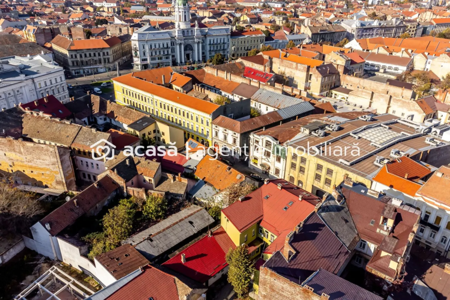 Teren de 439mp pe str. Unirii - Vând teren central cu suprafața de 439 mp, situat pe o strada Unirii din Arad, cu vad pietonal intens.

Proprietatea se află aproape de teatru, restaurante și cele mai populare zone ale orașului ce oferă o oportunitate excelentă pentru dezvoltarea unui proiect cu funcționalitate mixtă, ideal pentru investitorii interesați de spații rezidențiale și comerciale într-o locație de primă clasă.

Terenul dispune de racordări la apă, canalizare și curent, iar gazul este disponibil la limita proprietății. Unicitatea locației oferă un potențial ridicat pentru proiecte de succes.

Contactează-ne astăzi și descoperă potențialul acestui teren excepțional!

Contact:0742267773
Szuchanszki Andreea Consultant Imobiliar
CP2186918

Birou: ACASĂ | Agenție imobiliară Arad 
Adresă: Bulevardul Decebal 2, Arad 310133
