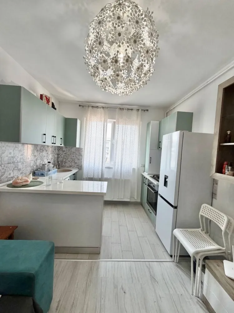 Apartament 2 camere mobilat Militari Residence - parcare proprie - **COMISION 0%**

Vă prezentăm un apartament cu 2 camere, situat în cartierul Militari Residence, pe strada Tineretului nr. 35 bis, într-o zonă accesibilă și bine dezvoltată.

Locuința este amplasată la etajul 4 din 7, oferind un echilibru ideal între confort și accesibilitate. Compartimentarea este practică, fiind potrivită atât pentru un cuplu, cât și pentru investiție.

Detalii proprietate:

* Apartament cu 2 camere
* Etaj 4 din 7
* Locație: strada Tineretului nr. 35 bis
* Compartimentare eficientă
* Loc de parcare privat inclus

Avantaje:

* Amplasare într-o zonă cu acces rapid la magazine, supermarketuri și alte facilități
* Apropiere de mijloacele de transport în comun
* Loc de parcare privat, oferind un plus de confort și siguranță
* Zonă în continuă dezvoltare, cu potențial bun pentru investiție

Apartamentul reprezintă o alegere practică pentru cei care caută o locuință bine poziționată, într-un cartier cu acces facil la toate punctele de interes.

Pentru mai multe detalii sau programarea unei vizionări, vă stăm la dispoziție.