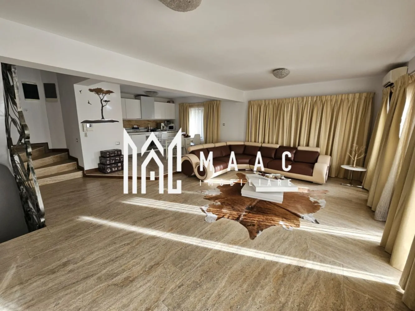 Casă Individuală | 236 mp utili | Garaj | Cartier Tilisca - Maac Imobiliare prezintă o locuință deosebită într-o zonă liniștită din cartierul Țilișca, situată la doar 3,4 km de centrul orașului și la 8 minute de mers cu mașina. Construită în 2010, această casă tip townhouse din cărămidă, cu acoperiș din țiglă, îmbină armonios confortul unei case cu spațiul generos al unui apartament modern. Detalii tehnice și suprafață Suprafață utilă totală: 196,08 mp Subsol: ~40 mp Locuri de parcare: 3 în fața casei Izolație termică: exterior complet izolat Compartimentare inteligentă Subsol: Hol generos Cameră tehnică Cameră ce poate deveni cramă Două spații de depozitare (5 mp și 6 mp) Parter: Garaj încălzit (1 mașină) Hol Baie Etaj 1: Living open space cu bucătărie modernă Balcon de 7 mp (1,5 m lățime) Etaj 2: Hol Două dormitoare: Dormitor mobilat complet Cameră cu birou și canapea Balcon acoperit (7 mp) Baie cu duș Mansardă (Etaj 3): Dormitor matrimonial deschis, mobilat elegant Baie spațioasă cu duș și cadă tip spa Dotări și finisaje Încălzire: Electrică, prin pardoseală, cu termostate individuale pe camere și etaje Răcire: 2 aparate de aer condiționat (living și mansardă) Finisaje interioare: Travertin pe holuri, scări și în living cu bucătăria Mobilă de calitate superioară, complet utilată Ferestre: Termopane maro cu uși glisante la balcoane Facilități suplimentare Sistem de alarmă și camere de securitate (interior și exterior) Video interfon instalat pe fiecare nivel Spațiu verde cu pomi decorativi, ce necesită întreținere minimă Această casă a fost locuită ocazional și se află într-o stare excelentă, oferind confort, siguranță și un design rafinat. Este ideală pentru cei care caută o locuință premium într-o zonă accesibilă și liniștită. Pentru mai multe detalii precizati telefonic ca ati vazut anuntul cu ID:CP2245139 }}