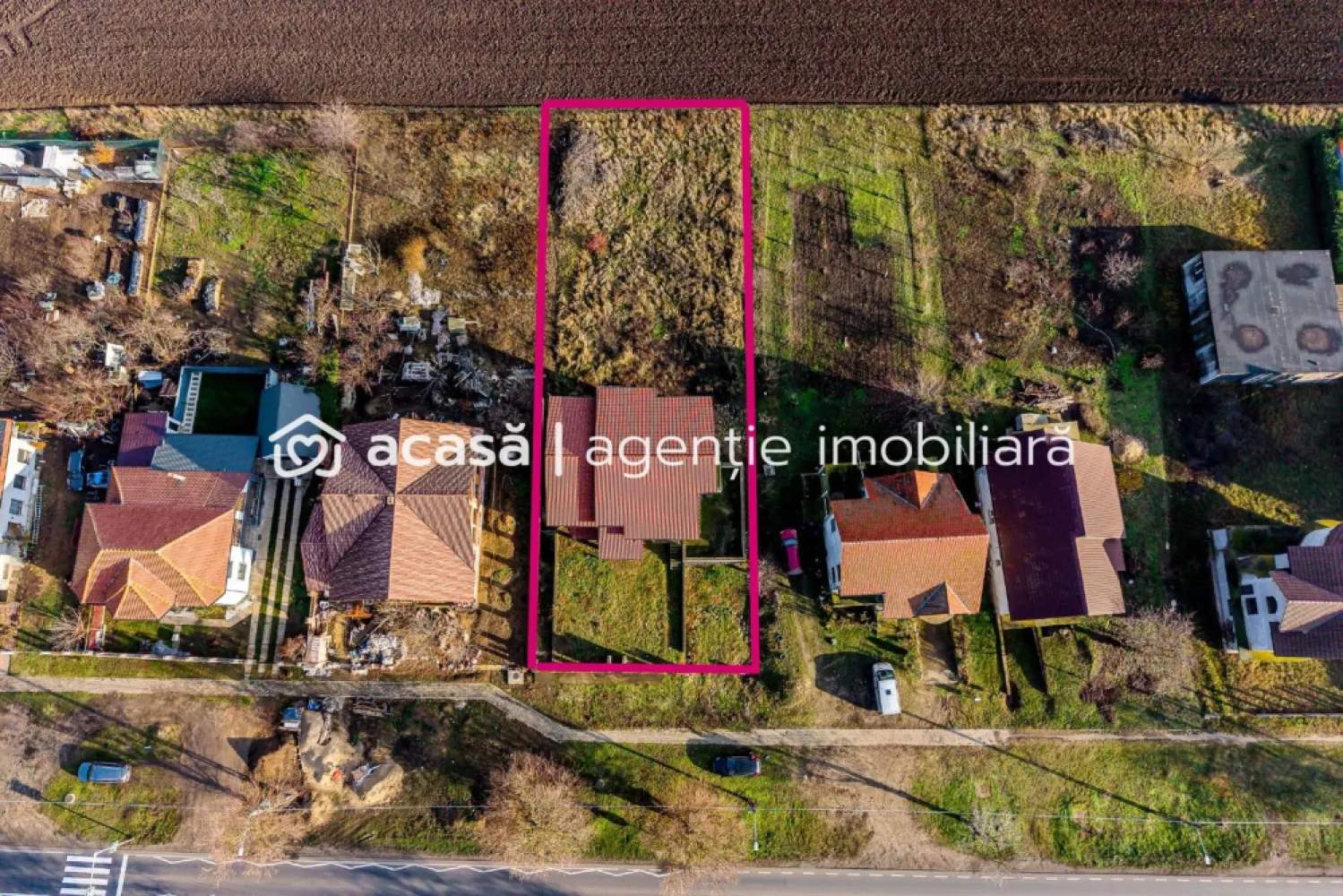 Casă spatioasa, construcție nouă – Zimandu Nou Teren 998 mp Comision 0 - Comision 0%
Vă propunem spre vânzare o casă individuală, construcție nouă, situată în Zimandu Nou, ideală pentru cei care își doresc o proprietate solidă, generoasă ca suprafață, pe care să o personalizeze după propriul gust.

Proprietatea este edificată pe un teren de 998 mp și dispune de o suprafață utilă de 325 mp, oferind spațiu amplu pentru o familie mare sau pentru multiple zone funcționale. Casa este semifinisată, la gri, atât la interior, cât și la exterior, iar demisolul este finalizat, gata pentru utilizare imediată.

Imobilul beneficiază de toate utilitățile: gaz, curent, apă și canalizare. Este dotat cu garaj, terasă, acoperiș din țiglă și rolete electrice, fiind construit cu atenție la detalii și durabilitate.

Un avantaj important îl reprezintă valoarea investiției: prețul este sub costul actual de construire, raportat la un cost de aproximativ 265 euro/mp construit, fără a include valoarea terenului – o oportunitate rară pe piață.

🏡 Predare imediată – ideală pentru cei care doresc să finalizeze rapid amenajările și să se mute sau să investească inteligent.

📍 Localizare: Zimandu Nou
📐 Teren: 998 mp
🏠 Suprafață utilă: 325 mp
🔧 Stadiu: semifinisat (la gri)
🚗 Garaj | Terasă | Rolete electrice | Toate utilitățile

📞 Pentru detalii și programarea unei vizionări:
Blaga Flavius – 0754467525 Consultant imobiliar acreditat APAIR (Asociația Profesională a Agenților Imobiliari din România)

Nu dispui de toată suma? Te ajutăm noi gratuit! Îți obținem oferte de la 16 bănci.
Ai o proprietate de vânzare în Arad și vrei să știi cât valorează cu adevărat?

Birou: ACASĂ | Agenție imobiliară Arad
Adresă: Bulevardul Decebal 2, Arad 310133