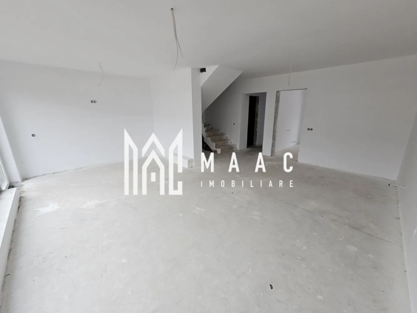 Black Friday | Casa Tip Duplex | 110 MPU | 264 MP Teren | Predare La Alb - BLACK FRIDAY – Profită de cea mai bună perioadă din an pentru a deveni proprietar! Reducere de 6.000 euro Preț vechi: 155.000 euro Preț promoțional: 149.000 euro MAAC Imobiliare vă propune spre vânzare o locuință tip duplex, ideală pentru cei care își doresc confort, spațiu generos și o locație excelentă. Această proprietate este amplasată într-o zonă de top, aproape de toate facilitățile urbane, dar oferind în același timp liniștea specifică unei zone rezidențiale de calitate. Descriere proprietate: Suprafață utilă: 110,5 mp Suprafață construită: 168 mp Teren total: 264 mp Amprentă la sol: 70 mp Compartimentare inteligentă: Parter: Bucătărie spațioasă, ideală pentru gătit și socializare Hol de acces Baie spațioasă Living generos, cu lumină naturală abundentă și acces direct în grădina proprie Etaj: 3 dormitoare confortabile, unul dintre ele cu ieșire pe balcon Baie spațioasă Hol de acces Dressing dedicat pentru organizarea eficientă a garderobei Avantaje și detalii constructive: Stadiu de predare: alb avansat – finisaje de calitate superioară, pregătită pentru personalizare Anul construcției: 2024 – construcție nouă, cu materiale și tehnologii moderne Grădină privată – perfectă pentru relaxare, petreceri în aer liber sau momente liniștite alături de familie Balcon – ideal pentru savurarea cafelei de dimineață Localizare: în apropierea Pădurii Dumbrava, parcuri și zone de agrement Această casă tip duplex este soluția ideală pentru cei care își doresc o locuință modernă, spațioasă, amplasată într-o zonă excelentă. Pentru informații și vizionări, contactați echipa MAAC Imobiliare, specificând ID: CP2244127 0722 622 403 www.maac.ro Pentru că meriți MAACsim. }}