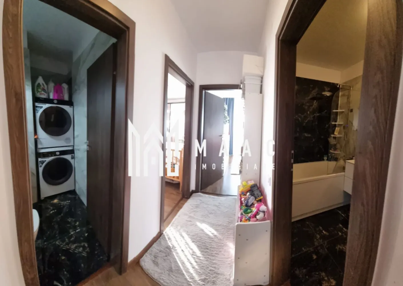 Apartament 3 camere | 93 mp utili+29mp terasa | Zona liniștită – Piata Rahovei - MAAC Imobiliare vă propune spre vânzare un apartament spațios și luminos, situat în una dintre cele mai bine cotate și liniștite zone ale Sibiului – Piața Rahovei, amplasat la etajul 3 al unui bloc nou, construcție 2023, realizat integral din beton monolit, cu regim de înălțime P+10, dotat cu 2 lifturi, parcare subterană și adăpost antiatomic.

Apartamentul are o suprafață utilă de 93 mp, la care se adaugă o terasă generoasă de 23 mp și două balcoane de câte 3 mp fiecare, oferind o priveliște spectaculoasă către lanțul muntos. Compartimentarea este excelentă, cu un living de dimensiuni ample, iar fiecare cameră beneficiază de acces direct la terasă sau balcon.

Compartimentare:
-hol intrare: 3,4 mp
-debara: 1,0 mp
-loc de luat masa: 10,6 mp
-cameră de zi: 30,8 mp
-bucătărie: 9,7 mp
-cămară: 0,6 mp
-WC: 2,7 mp
-dormitor matrimonial: 14,6 mp
-sas: 3,6 mp
-baie: 4,1 mp
-dormitor: 11,4 mp

Avantaje majore:
-3 camere decomandate
-2 băi, ambele dotate cu duș
-terasă de 23 mp și 2 balcoane
-acces exterior din fiecare cameră
-bloc solid din beton, izolat termic
-2 lifturi și casă a scării spațioasă
-spații de depozitare la demisol
-adăpost antiatomic
-posibilitate achiziționare parcare subterană

Finisaje și dotări:
-ușă de intrare metalică
-uși interioare celulare
-tâmplărie PVC
-pereți finisați cu vopsea lavabilă și faianță
-pardoseli din parchet rezistent la apă și trafic intens, gresie în bucătărie și băi
-contorizare separată pentru apă, căldură și curent

Utilități:
-curent electric
-apă
-canalizare
-CATV
-fibră optică
-interfon și supraveghere video
-parcare privată delimitată cu bariere

Zona oferă acces rapid către piața agroalimentară Piața Rahovei, școală, grădiniță, farmacii, magazine diverse și Supeco, la aproximativ 10 minute de centrul comercial Șelimbăr și la 2 minute de stația de autobuz, fiind o zonă foarte bine cotată și liniștită.

Apartamentul se vinde nemobilat dar contra cost se poate vinde ca in poze.

Pentru mai multe detalii și programarea unei vizionări vă rugăm să menționați la telefon numărul CP2898570.