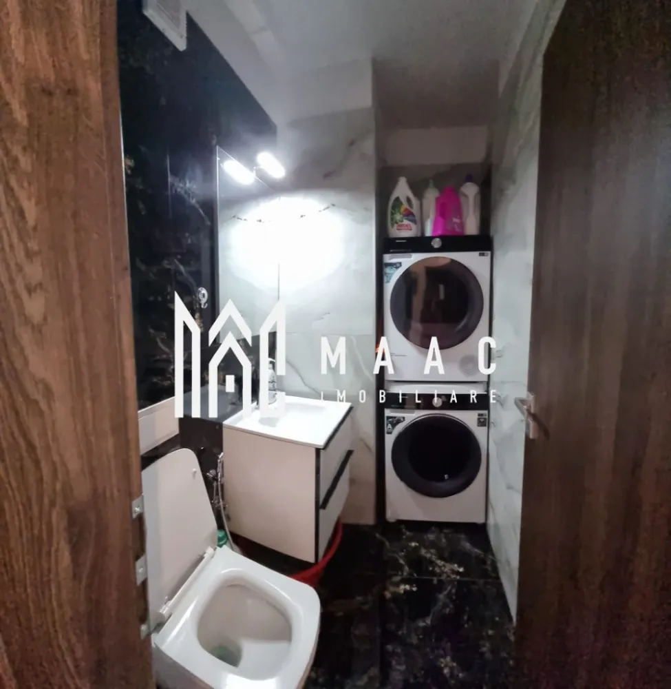Apartament 3 camere | 93 mp utili+29mp terasa | Zona liniștită – Piata Rahovei - MAAC Imobiliare vă propune spre vânzare un apartament spațios și luminos, situat în una dintre cele mai bine cotate și liniștite zone ale Sibiului – Piața Rahovei, amplasat la etajul 3 al unui bloc nou, construcție 2023, realizat integral din beton monolit, cu regim de înălțime P+10, dotat cu 2 lifturi, parcare subterană și adăpost antiatomic.

Apartamentul are o suprafață utilă de 93 mp, la care se adaugă o terasă generoasă de 23 mp și două balcoane de câte 3 mp fiecare, oferind o priveliște spectaculoasă către lanțul muntos. Compartimentarea este excelentă, cu un living de dimensiuni ample, iar fiecare cameră beneficiază de acces direct la terasă sau balcon.

Compartimentare:
-hol intrare: 3,4 mp
-debara: 1,0 mp
-loc de luat masa: 10,6 mp
-cameră de zi: 30,8 mp
-bucătărie: 9,7 mp
-cămară: 0,6 mp
-WC: 2,7 mp
-dormitor matrimonial: 14,6 mp
-sas: 3,6 mp
-baie: 4,1 mp
-dormitor: 11,4 mp

Avantaje majore:
-3 camere decomandate
-2 băi, ambele dotate cu duș
-terasă de 23 mp și 2 balcoane
-acces exterior din fiecare cameră
-bloc solid din beton, izolat termic
-2 lifturi și casă a scării spațioasă
-spații de depozitare la demisol
-adăpost antiatomic
-posibilitate achiziționare parcare subterană

Finisaje și dotări:
-ușă de intrare metalică
-uși interioare celulare
-tâmplărie PVC
-pereți finisați cu vopsea lavabilă și faianță
-pardoseli din parchet rezistent la apă și trafic intens, gresie în bucătărie și băi
-contorizare separată pentru apă, căldură și curent

Utilități:
-curent electric
-apă
-canalizare
-CATV
-fibră optică
-interfon și supraveghere video
-parcare privată delimitată cu bariere

Zona oferă acces rapid către piața agroalimentară Piața Rahovei, școală, grădiniță, farmacii, magazine diverse și Supeco, la aproximativ 10 minute de centrul comercial Șelimbăr și la 2 minute de stația de autobuz, fiind o zonă foarte bine cotată și liniștită.

Apartamentul se vinde nemobilat dar contra cost se poate vinde ca in poze.

Pentru mai multe detalii și programarea unei vizionări vă rugăm să menționați la telefon numărul CP2898570.