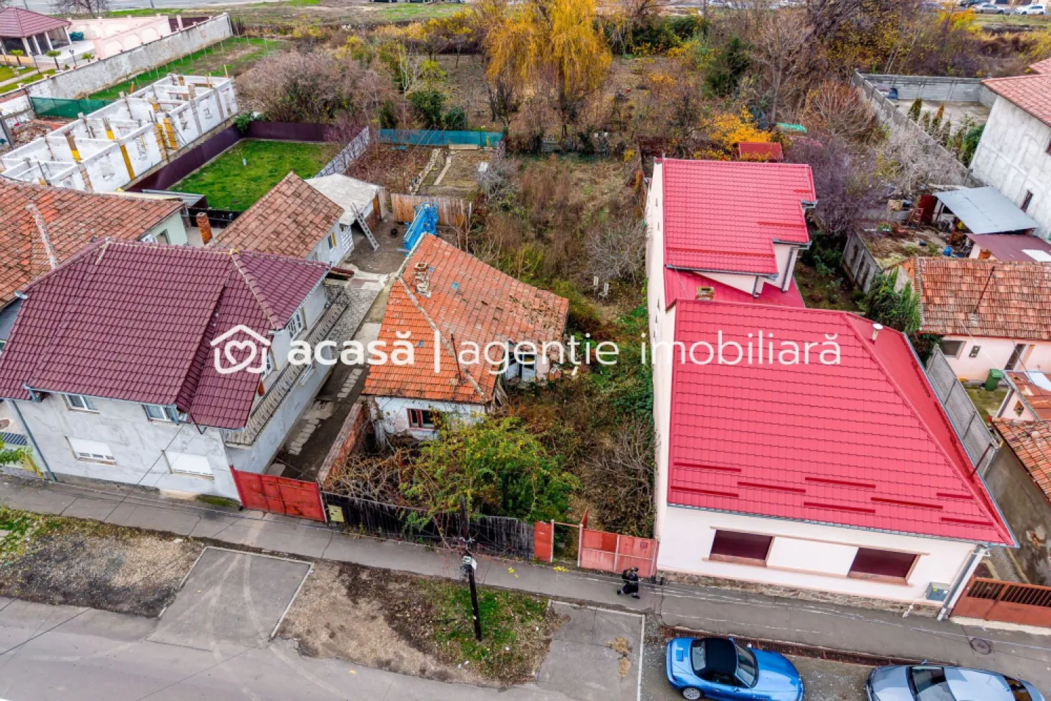 Teren în Pârneava – locație premium pentru casă sau duplex - Vă propun spre achiziție un teren excelent pentru construcție, situat în unul dintre cele mai căutate cartiere ale Aradului – Parneava, pe strada Abatorului. O locație ideală atât pentru locuire, cât și pentru investiție.

Preț: 76.000 € | COMISION 0%

Caracteristici teren:
• Suprafață: 461 mp
• Forma și dimensiunile permit construcția unei case familiale sau a unui duplex
• Toate utilitățile la limită de proprietate: apă, curent, gaz
• Front stradal 12 m
• Drumul este asfaltat, cu acces rapid către zone centrale

Avantaje zonă:
• Situat în apropierea campusului universitar Vasile Goldiș
• Cartier liniștit și bine conectat la oraș
• Ideal pentru familii, dezvoltatori sau investitori
• Zonă cu cerere ridicată pentru construcții noi

O oportunitate excelentă pentru cei care doresc să construiască într-o zonă stabilă, apreciată și aproape de toate facilitățile urbane.

Pentru detalii și vizionare:
Sebastian Nica – 0722 252 639

Nu dispui de toată suma? Te ajutăm noi gratuit! Îți obținem oferte de la 16 bănci.

Ai o proprietate de vânzare în Arad și vrei să știi cât valorează cu adevărat?
Sună-mă pentru o evaluare gratuită, fără obligații.

Birou: ACASĂ | Agenție imobiliară Arad
Bulevardul Decebal 2, Arad 310133