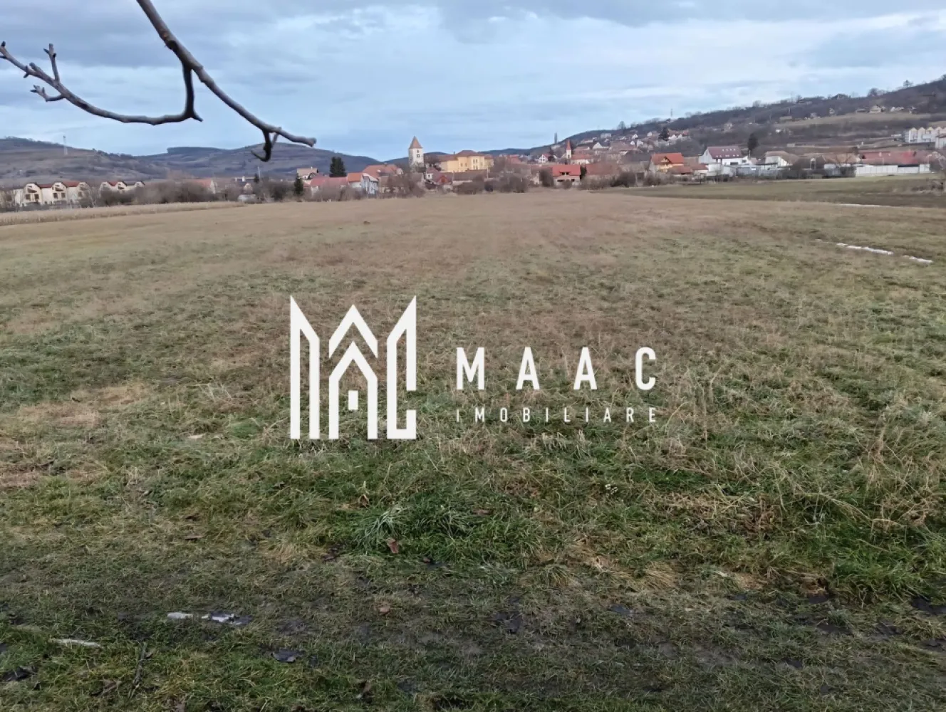 Teren Intravilan | 2.100 MP | Gusterita - MAAC Imobiliare vă propune spre vânzare un teren intravilan situat în cartierul Gușterița din Sibiu, cu potențial investițional ridicat, amplasat într-o zonă în plină dezvoltare, ideal pentru proiecte viitoare sau valorificare pe termen lung.

Proprietatea are o suprafață totală de 2.100 mp și beneficiază de o configurație specifică, cu o lungime de 265,3 m și o lățime de 8,1 m, fiind potrivită pentru diverse utilizări, precum activități agricole, depozitare sau investiții în perspectiva dezvoltării urbane a zonei.

Caracteristici:
-Suprafață: 2.100 mp
-Lungime: 265,3 m
-Lățime: 8,1 m
-Teren intravilan
-Acces direct din strada Irisului

Avantaje:
-Zonă în continuă dezvoltare
-Acces facil către centrul municipiului Sibiu
-Deschidere la drum
-Potențial ridicat de valorificare în timp

Terenul reprezintă o oportunitate atractivă pentru investitori care urmăresc achiziții în zone cu perspectivă de urbanizare și creștere a valorii.

Pentru mai multe detalii și programarea unei vizionări, precizați telefonic că ați văzut anunțul cu CP2804449