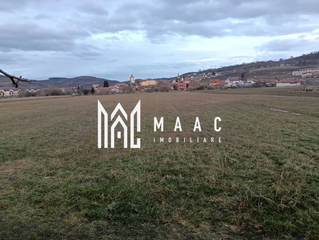 Teren Intravilan | 2.100 MP | Gusterita - MAAC Imobiliare vă propune spre vânzare un teren intravilan situat în cartierul Gușterița din Sibiu, cu potențial investițional ridicat, amplasat într-o zonă în plină dezvoltare, ideal pentru proiecte viitoare sau valorificare pe termen lung.

Proprietatea are o suprafață totală de 2.100 mp și beneficiază de o configurație specifică, cu o lungime de 265,3 m și o lățime de 8,1 m, fiind potrivită pentru diverse utilizări, precum activități agricole, depozitare sau investiții în perspectiva dezvoltării urbane a zonei.

Caracteristici:
-Suprafață: 2.100 mp
-Lungime: 265,3 m
-Lățime: 8,1 m
-Teren intravilan
-Acces direct din strada Irisului

Avantaje:
-Zonă în continuă dezvoltare
-Acces facil către centrul municipiului Sibiu
-Deschidere la drum
-Potențial ridicat de valorificare în timp

Terenul reprezintă o oportunitate atractivă pentru investitori care urmăresc achiziții în zone cu perspectivă de urbanizare și creștere a valorii.

Pentru mai multe detalii și programarea unei vizionări, precizați telefonic că ați văzut anunțul cu CP2804449