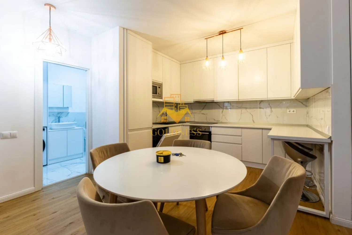 2 camere, modern, Zorilor, zona LIDL, totul nou, Scala Frunzisului - GOLDNESS Imobiliare vă propune spre închiriere un apartament cu 2 camere complet mobilat și utilat, la parter într-un imobil de 10 etaje, în cartierul Zorilor. Apartamentul este compartimentat astfel:
 - dormitor cu pat matrimonial, dulap pentru haine, noptiere
 - living cu bucatarie open-space complet utilată, canapea extensibla, loc de servit masa 
 - baie cu cabina de dus, calorifer port prosop inox și dulap pentru depozitare.
 - balcon de 10 mp.

Imobilul este dotat cu toate cele necesare- centrală proprie, mașină de spălat haine, frigider, plită electrică, hotă, TV, etc. 
Se află în apropierea stațiilor de transport în comun, magazine, restaurante, spații verzi, farmacii, etc. 
Dispune de parcare subterana proprie !
Dacă sunteți interesați de acest apartament și doriți să îl vizionați, dar și pentru alte oferte sau detalii nu ezitați să ne contactați telefonic sau prin e-mail - goldnessimobiliare@gmail.com. Vă stăm la dispoziție!
Pentru intermediere se percepe un comision de 50% din prețul chiriei!