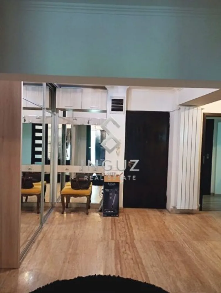 Apartament High-End de Închiriat – Piața Unirii | Fântânile Urbane - Apartament High-End de Închiriat – Piața Unirii | Fântânile Urbane

Vă prezentăm un apartament exclusivist cu 3 camere, situat într-una dintre cele mai prestigioase zone din București – Piața Unirii, chiar lângă Fântânile Urbane.

Proprietatea impresionează prin designul elegant, mobilierul premium tip Chesterfield și atmosfera rafinată, fiind ideală pentru persoane care apreciază confortul și stilul sofisticat.

Detalii proprietate:
• Suprafață utilă: 86 mp
• Compartimentare decomandată
• Etaj 2
• Living spațios și luminos
• 2 dormitoare amenajate modern
• Bucătărie complet utilată
• Baie elegantă cu finisaje contemporane
• Aer condiționat
• Finisaje premium

Avantaje locație:
• Vedere către zonă verde și liniștită
• La câțiva pași de Fântânile din Unirii
• Acces rapid către Centrul Vechi
• Restaurante, cafenele și centre comerciale în apropiere
• Conectivitate excelentă către toate zonele orașului

Ideal pentru expați, profesioniști sau persoane care își doresc un stil de viață premium în centrul capitalei.
Preț: 900 Euro / lună
Inguz Real Estate