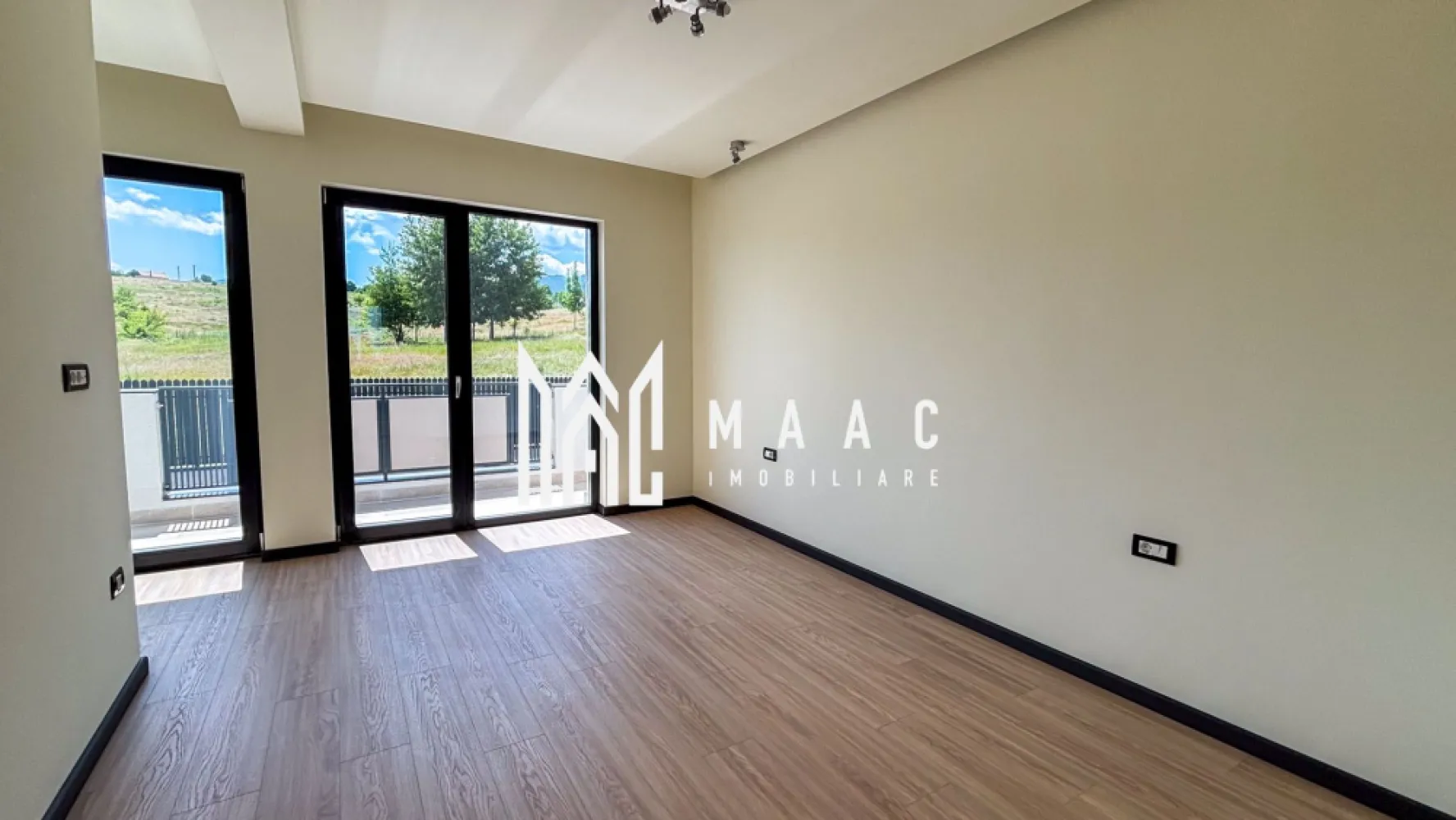 Casa Tip Duplex | 150 MPU | Cisnadie | Curte proprie - MAAC Imobiliare vă prezintă această locuință, ideală pentru cei care caută un spațiu rezidențial de calitate, situată într-o zonă liniștită, cu vedere panoramică spre munte și oraș. Detalii Generale Tip Proprietate: Casă Tip Duplex Stare Interior: Finisat modern, predare la cheie (an finalizare 2025) An Construcție: 2024 (Construcție nouă din cărămidă) Suprafață Utilă: 150 mp Suprafață Construită: 154 mp Suprafață Terasă: 8,2 mp Acoperiș: Țiglă Încăperi și Configurație Nr. Camere: 5 Dormitoare: 3 Băi: 4 (cu geam la baie) Bucătării: 1 (bucătărie închisă) Balcoane: 1 Terase: 1 Mansardă: Inclusă Alte spații: Curte privată Dotări și Finisaje Izolații Termice: Izolație exterioară vata bazaltica Geamuri: PVC tripan, ferestre care se deschid Uși: Ușă intrare PVC, uși interior MDF Pardoseli: Gresie, parchet laminat Pereți: Faianță, vopsea lavabilă Mobilier: Nemobilat Utilități și Confort Centrală proprie și încălzire prin pardoseală Parcare deschisă inclusă Interfon și conexiune wireless Acces facil la mijloace de transport în comun Priveliște și Localizare: Vedere panoramică spre munte și oraș Această proprietate reprezintă alegerea perfectă pentru un stil de viață modern, oferind un design contemporan și facilități complete. Pentru mai multe detalii sau pentru a programa o vizionare, vă rugăm să ne contactați specificând ID: CP2241664 }}