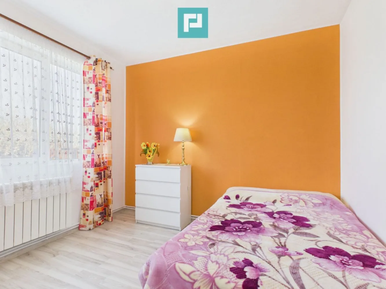 Casă cu 7 camere și teren generos în Șofronea - Vă propunem spre vânzare o proprietate deosebită, situată într-o zonă liniștită și discretă din Șofronea, perfectă pentru cei care caută confort, spațiu și intimitate.

Imobilul este dispus pe parter și etaj, având în total:

7 camere generoase, ideale pentru o familie numeroasă sau pentru diverse activități

Suprafețe:

Suprafață utilă: 175 mp
Suprafață teren: 920 mp

Proprietatea este mobilată și utilată, fiind pregătită pentru mutare imediată.

Dotări și facilități:

apă curentă
centrală pe lemne
ferestre termopan
2 terase – perfecte pentru relaxare
pod mansardabil – posibilitate de extindere

Terenul generos oferă multiple beneficii:

vie proprie
livadă
spațiu ideal pentru grădină sau relaxare

Această proprietate reprezintă alegerea perfectă pentru cei care își doresc o locuință spațioasă, într-un cadru liniștit, dar cu acces facil către oraș.

Pentru mai multe informații sau programarea unei vizionări:

Szekeres Carol – 0729966649
carol.szekeres@propertylab.ro

Giulia Chindriș – 0732357880
giulia.chindris@propertylab.ro
CP3010796
