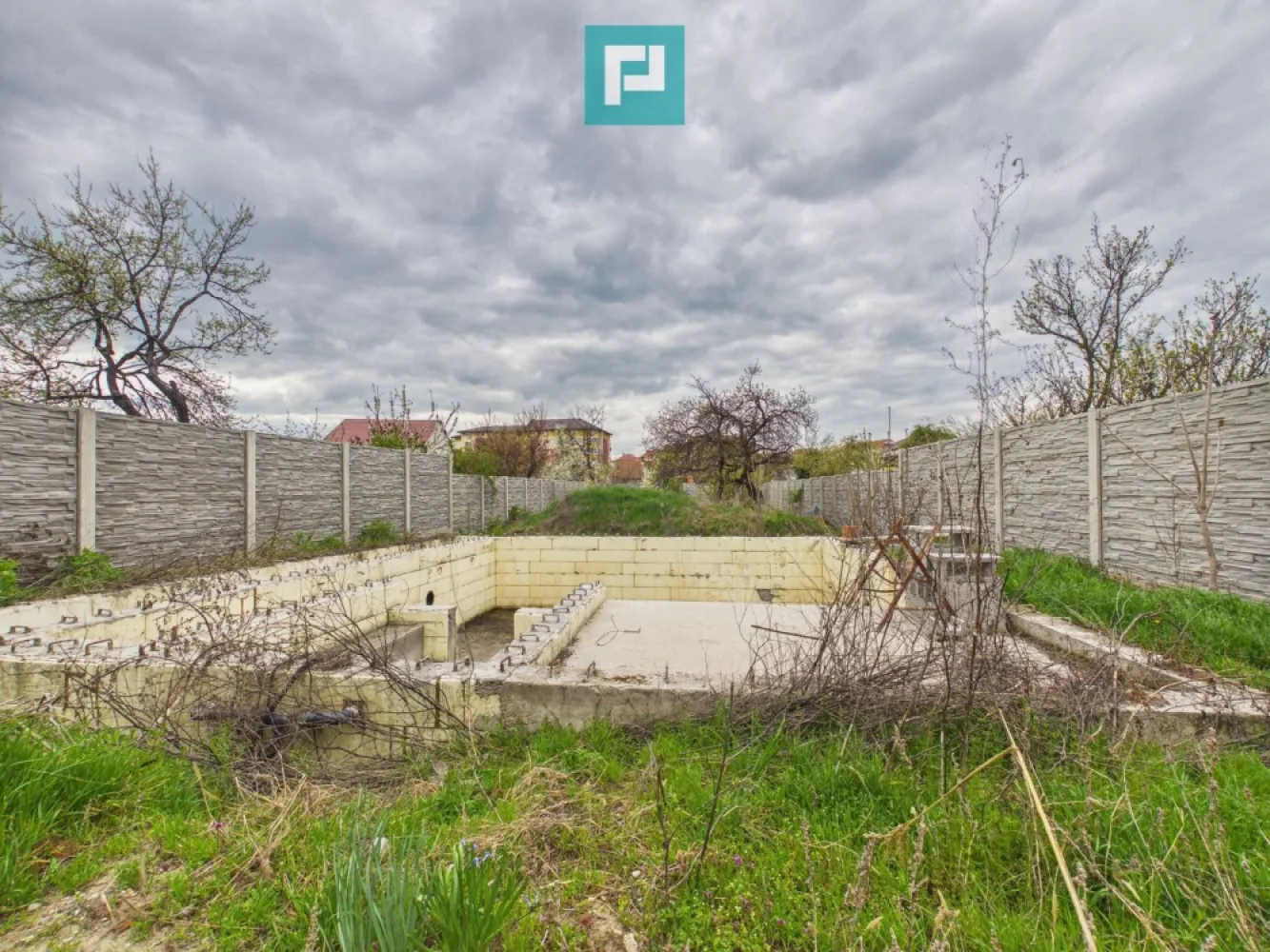Casă la roșu cu piscină-Pârneava-767 mp teren - Casă la roșu Pârneava - 180 mp utili - teren 767 mp + piscină

PropertyLab vă propune spre vânzare o casă la roșu, construcție 2023, cu un teren generos de 767 mp, situată în zona Pârneava.
Imobilul este dispus pe P+M și a fost gândită ca două unități locative distincte, fiind dotată cu 2 contoare de curent separate și posibilitatea de acces individual pentru parter și mansardă – ideală pentru două familii sau pentru locuire combinată cu închiriere.
Datorită stadiului actual de construcție, imobilul poate fi adaptat cu ușurință și ca locuință unifamilială, în funcție de preferințele viitorului proprietar.

La parter regăsim un living generos, zona de luat masa, bucătărie, dormitor, birou, baie, grup sanitar, spații auxiliare (spălător, dressing) și terasă.
Mansarda dispune de living spațios, 2 dormitoare, birou, 2 băi, bucătărie, dressinguri și balcon.

Un plus important al acestei proprietăți este proiectul de piscină de aproximativ 40 mp, care include zonă de relaxare, șezlonguri în apă și spațiu pentru jacuzzi.
Proiectul prevede încălzire prin pardoseală, iar instalațiile de apă și scurgerile sunt deja trase în casă, facilitând continuarea lucrărilor.
Curtea este împrejmuită cu gard nou, iar terenul include pomi fructiferi, oferind intimitate și un cadru natural plăcut.
Construcția se vinde la stadiul de roșu, oferind viitorului proprietar libertatea de a o amenaja după propriul gust.

Programează o vizionare pentru a discuta direct la proprietate toate detaliile – de la proiect până la pașii concreți pentru finalizare.

Valea Alexandra - consultant imobiliar PropertyLab
alexandra.valea@propertylab.ro
0746756071

CP3010728