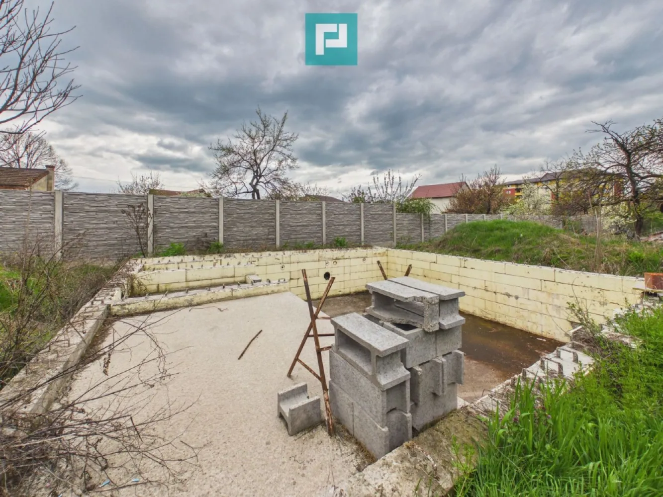 Casă la roșu cu piscină-Pârneava-767 mp teren