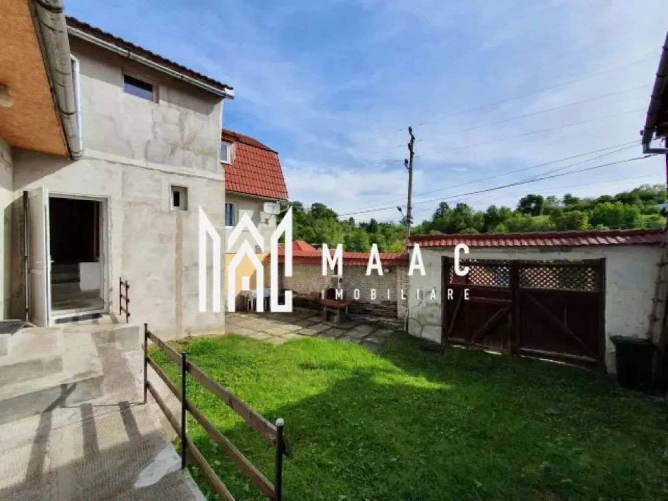 Casă 3 camere | Marginimea Sibiului - MAAC imobiliare vă prezinta o proprietate ideală pentru cei care își doresc liniștea vieții la țară, situată la 32 km de Sibiu. Caracteristici principale: Suprafață utilă: 260 mp, desfășurată pe parter și etaj. Compartimentare practică: Parter:Living spațios.Cameră suplimentară, ideală pentru birou sau dormitor de oaspeți.Bucătărie închisă. Două băi cu geamuri și cabine de duș. Etaj:2 dormitoare mari, luminoase. Dressing separat. Pod: Pod propriu acoperit cu țiglă, ce poate fi transformat în mansardă, oferind posibilități suplimentare de extindere. Dotări și finisaje: Ferestre din PVC cu geam termopan pentru izolare termică și fonică. Ușa de la intrare din PVC, iar ușile interioare din lemn masiv. Pardoseală din scândură. Pereți finisați cu lavabilă sau humă. Gresie și faianță în băi. Interiorul necesita amenajari, tavan rigips, bucatarie si baie-materiale cumparate, gresie si faianta in bucatarie, exterior - vopsea decorativa. Exterior:Curte individuală: 70 mp. Grădină: 100 mp cu pomi fructiferi, situată în partea din spate a casei. Loc de parcare disponibil pe proprietate. Utilități și facilități: Apă curentă, canalizare, curent electric. Gaz disponibil la poartă. Străzi asfaltate și iluminate public. Avantaje suplimentare: Casă Intabulată și termoizolată. }}