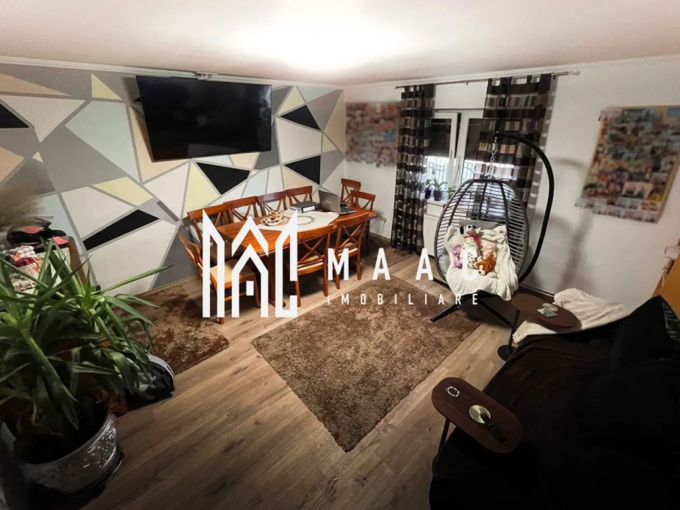 Casă 4 Camere | 200 MPU | 350 mp Curte | Lacul lui Binder - MAAC Imobiliare vă propune spre vânzare o casă modernă și inteligentă, situată în zona Țiglari, Sibiu. Proprietatea a fost renovată complet în 2022 și oferă toate facilitățile necesare unei familii care își dorește confort, siguranță și eficiență energetică. Detalii proprietate: Suprafață utilă: 200 mp Terasă: 15 mp Garaj: 25 mp Curte liberă: 350 mp, ideală pentru grădină sau spațiu de relaxare Construcție solidă din cărămidă, regim de înălțime D+P+M Dotări Smart: Panouri fotovoltaice de 8 kW Sistem automatizat de iluminat și încălzire, controlabile prin telefon Videointerfon, poartă automatizată, alarmă, aer condiționat Geamuri termopan cu jaluzele electrice Centrală termică cu radiatoare din oțel Compartimentare interioară: Demisol: hol, cameră tehnică, cameră, baie cu duș, pivniță Parter: living, dormitor, bucătărie mobilată și utilată, baie cu cadă și hidromasaj, spălătorie, hol Etaj: două dormitoare (unul cu terasă de 14 mp) + spațiu de depozitare de 36 mp Avantaje: Casă complet renovată și eficientă energetic Zonă liniștită, dar aproape de școli, grădinițe, magazine, farmacii și transport public Confort sporit și siguranță prin tehnologia smart integrată Pentru mai multe detalii și programarea unei vizionări, vă rugăm să ne contactați menționând ID: CP2221720. }}