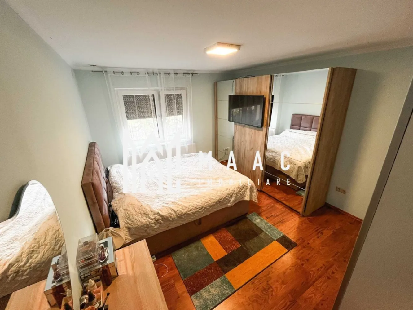 Casă 4 Camere | 200 MPU | 350 mp Curte | Lacul lui Binder - MAAC Imobiliare vă propune spre vânzare o casă modernă și inteligentă, situată în zona Țiglari, Sibiu. Proprietatea a fost renovată complet în 2022 și oferă toate facilitățile necesare unei familii care își dorește confort, siguranță și eficiență energetică. Detalii proprietate: Suprafață utilă: 200 mp Terasă: 15 mp Garaj: 25 mp Curte liberă: 350 mp, ideală pentru grădină sau spațiu de relaxare Construcție solidă din cărămidă, regim de înălțime D+P+M Dotări Smart: Panouri fotovoltaice de 8 kW Sistem automatizat de iluminat și încălzire, controlabile prin telefon Videointerfon, poartă automatizată, alarmă, aer condiționat Geamuri termopan cu jaluzele electrice Centrală termică cu radiatoare din oțel Compartimentare interioară: Demisol: hol, cameră tehnică, cameră, baie cu duș, pivniță Parter: living, dormitor, bucătărie mobilată și utilată, baie cu cadă și hidromasaj, spălătorie, hol Etaj: două dormitoare (unul cu terasă de 14 mp) + spațiu de depozitare de 36 mp Avantaje: Casă complet renovată și eficientă energetic Zonă liniștită, dar aproape de școli, grădinițe, magazine, farmacii și transport public Confort sporit și siguranță prin tehnologia smart integrată Pentru mai multe detalii și programarea unei vizionări, vă rugăm să ne contactați menționând ID: CP2221720. }}