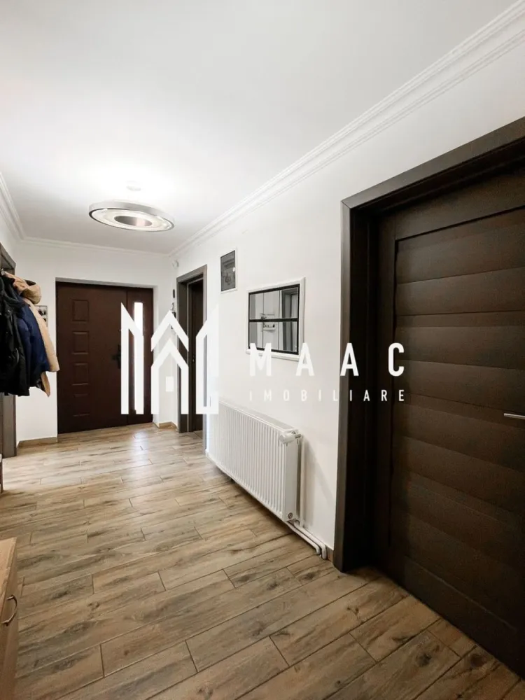 Casă 4 Camere | 200 MPU | 350 mp Curte | Lacul lui Binder - MAAC Imobiliare vă propune spre vânzare o casă modernă și inteligentă, situată în zona Țiglari, Sibiu. Proprietatea a fost renovată complet în 2022 și oferă toate facilitățile necesare unei familii care își dorește confort, siguranță și eficiență energetică. Detalii proprietate: Suprafață utilă: 200 mp Terasă: 15 mp Garaj: 25 mp Curte liberă: 350 mp, ideală pentru grădină sau spațiu de relaxare Construcție solidă din cărămidă, regim de înălțime D+P+M Dotări Smart: Panouri fotovoltaice de 8 kW Sistem automatizat de iluminat și încălzire, controlabile prin telefon Videointerfon, poartă automatizată, alarmă, aer condiționat Geamuri termopan cu jaluzele electrice Centrală termică cu radiatoare din oțel Compartimentare interioară: Demisol: hol, cameră tehnică, cameră, baie cu duș, pivniță Parter: living, dormitor, bucătărie mobilată și utilată, baie cu cadă și hidromasaj, spălătorie, hol Etaj: două dormitoare (unul cu terasă de 14 mp) + spațiu de depozitare de 36 mp Avantaje: Casă complet renovată și eficientă energetic Zonă liniștită, dar aproape de școli, grădinițe, magazine, farmacii și transport public Confort sporit și siguranță prin tehnologia smart integrată Pentru mai multe detalii și programarea unei vizionări, vă rugăm să ne contactați menționând ID: CP2221720. }}