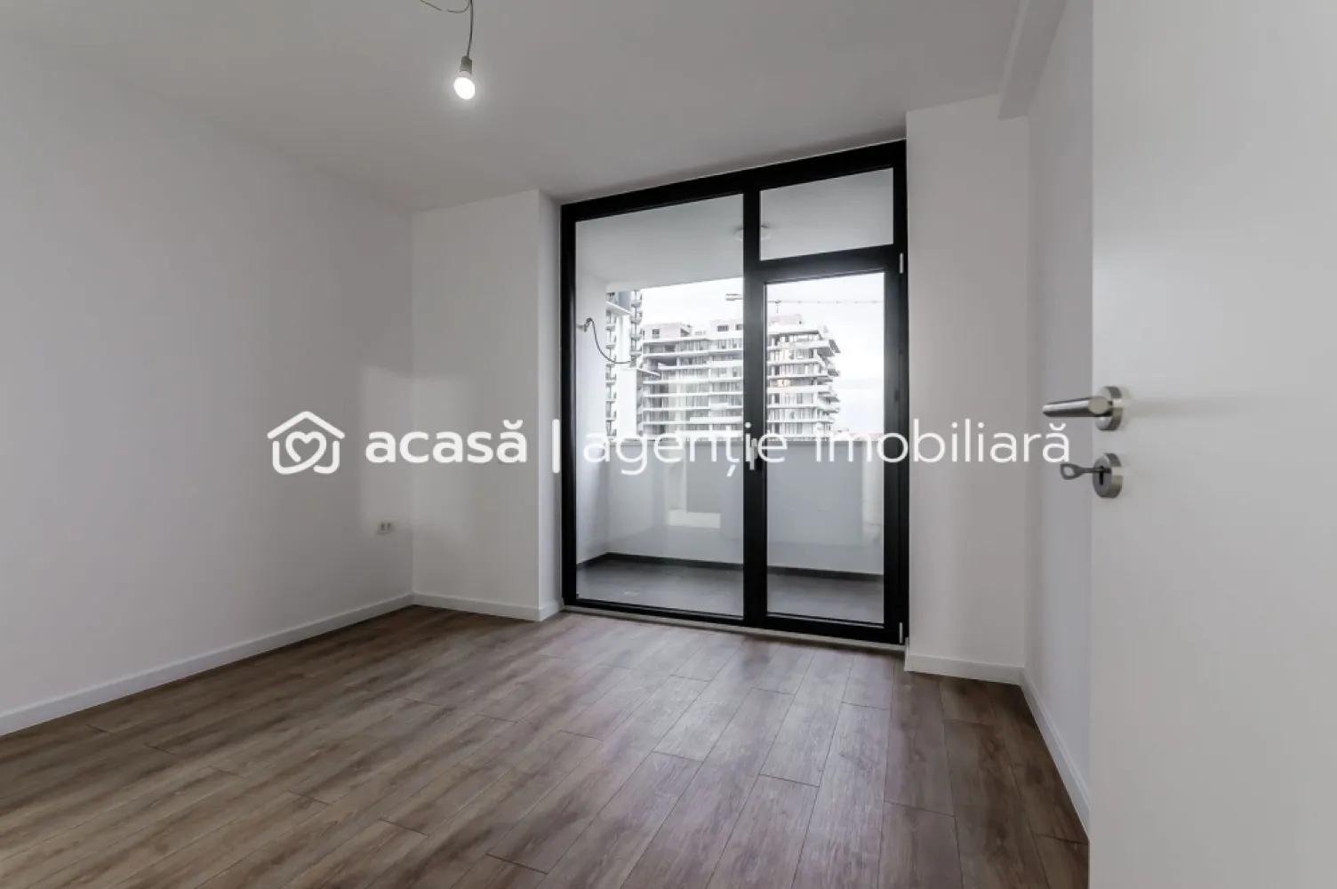 Apartament nou cu 3 camere în X-City Towers – Direct de la dezvoltator - Acest apartament situat la etajul 12 în ansamblul X-City Towers oferă un echilibru excelent între confort, funcționalitate și calitatea vieții de zi cu zi. Spațiul util de 67,17 m², plus balconul și logia însumând 9,99 m², este gândit pentru a răspunde nevoilor unei familii moderne sau ale unui cumpărător care își dorește o locuință solidă, într-o zonă cu potențial de creștere. Compartimentarea este eficientă: trei camere luminoase, două băi, un dressing bine proporționat și cele două spații exterioare care aduc un plus de libertate și confort, indiferent dacă sunt folosite pentru relaxare, lucru sau depozitare ușoară.

Apartamentul se predă finisat, cu obiecte sanitare incluse, ceea ce îi oferă viitorului proprietar siguranța unei mutări fără complicații. Clădirea dispune de lift, iar locul de parcare subteran inclus în preț conferă un nivel suplimentar de confort și protecție, un detaliu tot mai apreciat în noile dezvoltări urbane.

Zona în care se află X-City Towers este una dintre cele mai dinamice din Timișoara, susținută de infrastructură modernă și de acces rapid la școli, grădinițe, servicii medicale, centre comerciale și restaurante. Cei peste 10.000 m² de spații verzi creează un cadru plăcut pentru timp petrecut în aer liber, sport sau momente de relaxare după o zi încărcată. Dezvoltarea continuă a cartierului aduce un avantaj clar pentru oricine își dorește o investiție stabilă, cu perspectivă de creștere în timp.

Apartamentul se vinde direct de la dezvoltator și reprezintă o alegere potrivită atât pentru locuire, cât și pentru investiție, într-o zonă care oferă confort, liniște și valoare pe termen lung.

Preț pentru persoană juridică (plătitioare de TVA): 143.278 euro
Preț pentru persoană fizică: 161.905 euro 

ATENȚIE! Poze cu titlu ilustrativ.

Pentru informații suplimentare sau programarea unei vizionări, vă invit să mă contactați.
Jasmina Uglesits - 0740814770