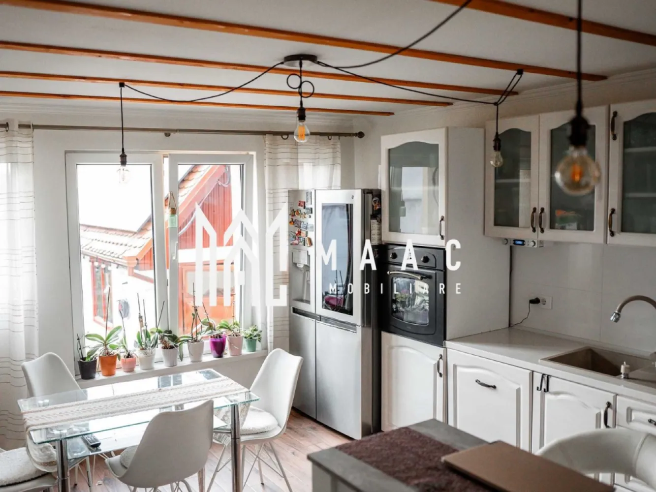 Casă 4 Camere | 200 MPU | 350 mp Curte | Lacul lui Binder - MAAC Imobiliare vă propune spre vânzare o casă modernă și inteligentă, situată în zona Țiglari, Sibiu. Proprietatea a fost renovată complet în 2022 și oferă toate facilitățile necesare unei familii care își dorește confort, siguranță și eficiență energetică. Detalii proprietate: Suprafață utilă: 200 mp Terasă: 15 mp Garaj: 25 mp Curte liberă: 350 mp, ideală pentru grădină sau spațiu de relaxare Construcție solidă din cărămidă, regim de înălțime D+P+M Dotări Smart: Panouri fotovoltaice de 8 kW Sistem automatizat de iluminat și încălzire, controlabile prin telefon Videointerfon, poartă automatizată, alarmă, aer condiționat Geamuri termopan cu jaluzele electrice Centrală termică cu radiatoare din oțel Compartimentare interioară: Demisol: hol, cameră tehnică, cameră, baie cu duș, pivniță Parter: living, dormitor, bucătărie mobilată și utilată, baie cu cadă și hidromasaj, spălătorie, hol Etaj: două dormitoare (unul cu terasă de 14 mp) + spațiu de depozitare de 36 mp Avantaje: Casă complet renovată și eficientă energetic Zonă liniștită, dar aproape de școli, grădinițe, magazine, farmacii și transport public Confort sporit și siguranță prin tehnologia smart integrată Pentru mai multe detalii și programarea unei vizionări, vă rugăm să ne contactați menționând ID: CP2221720. }}